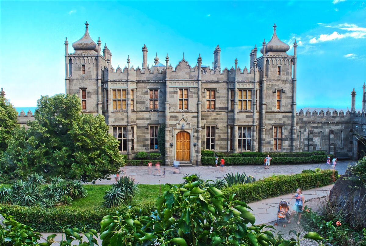 Fotobehang vorontsov paleis met een tuin op de binnenplaats