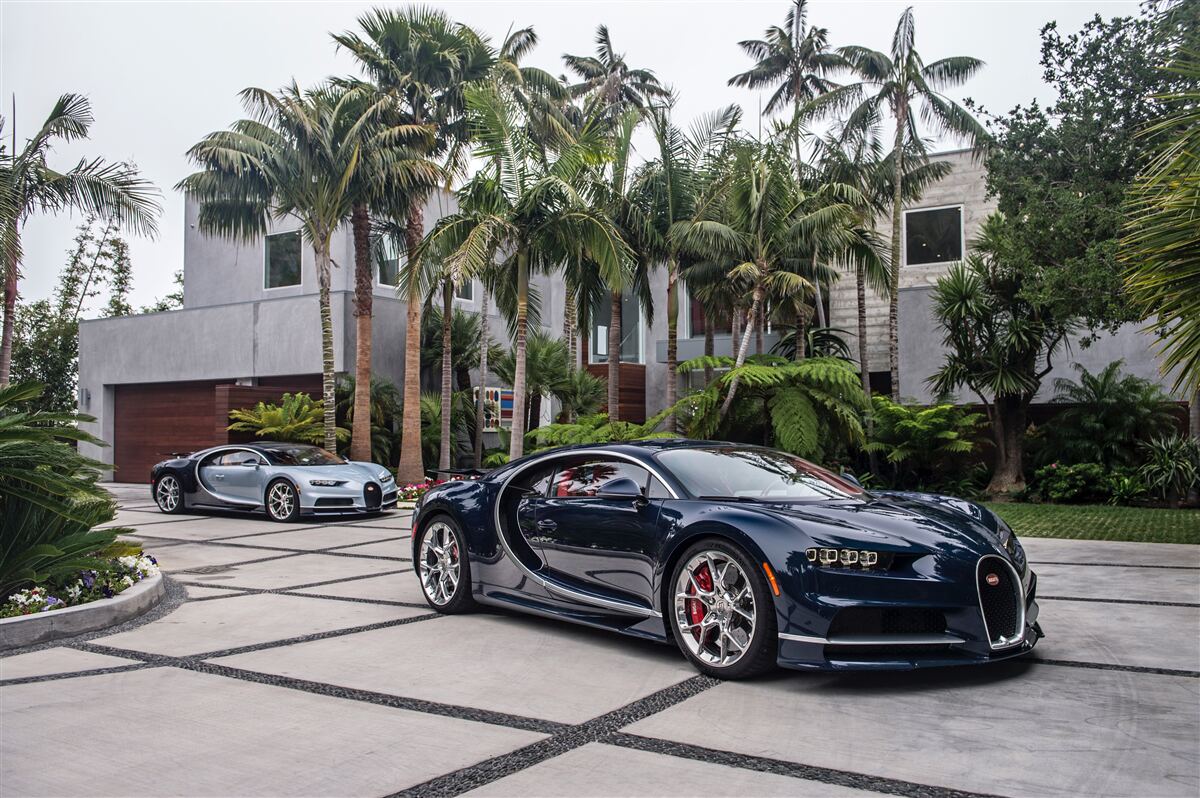 Fotobehang luxe sportwagens stonden voor de woning