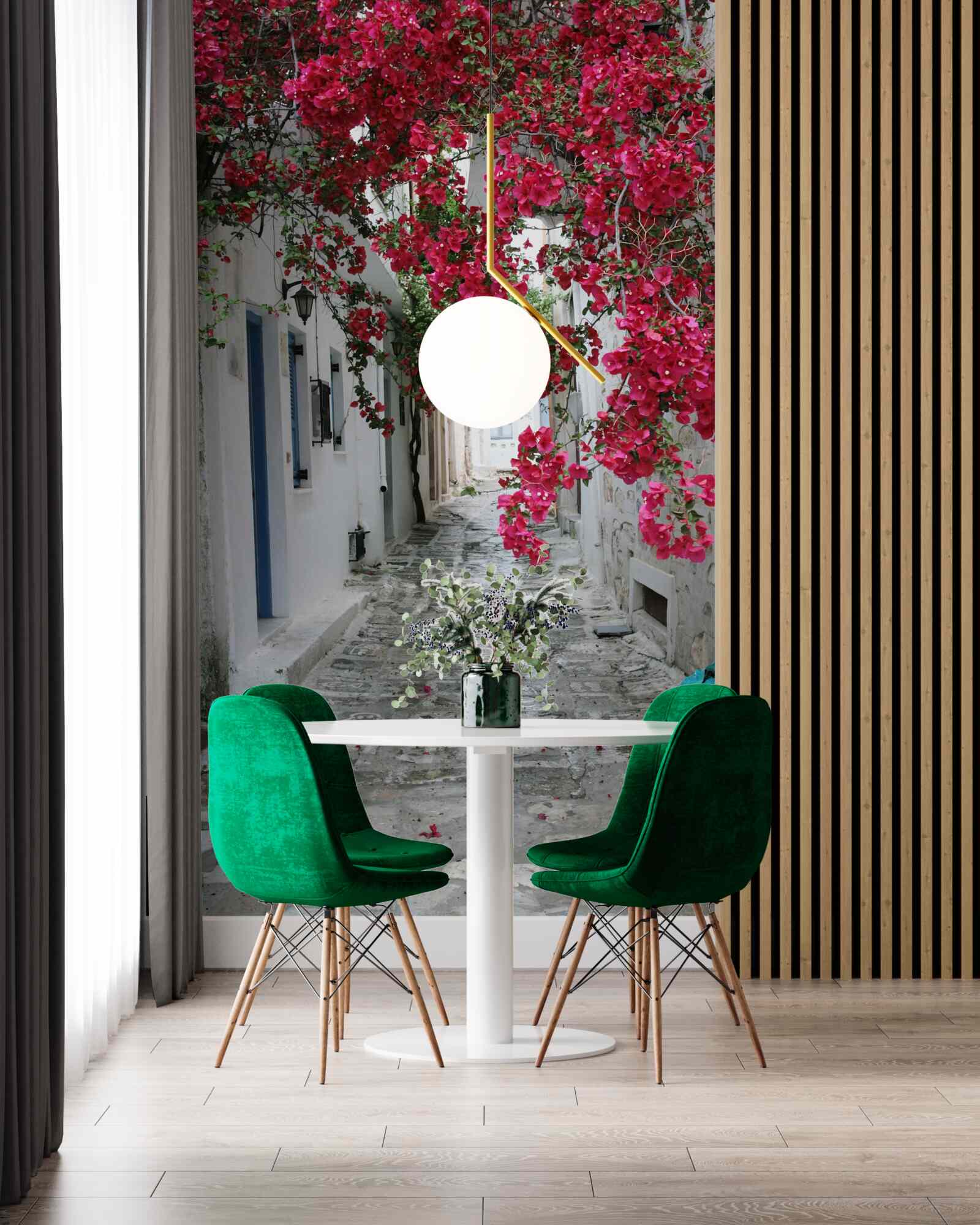 Fotobehang weelderige struiken hangen over straatmuren