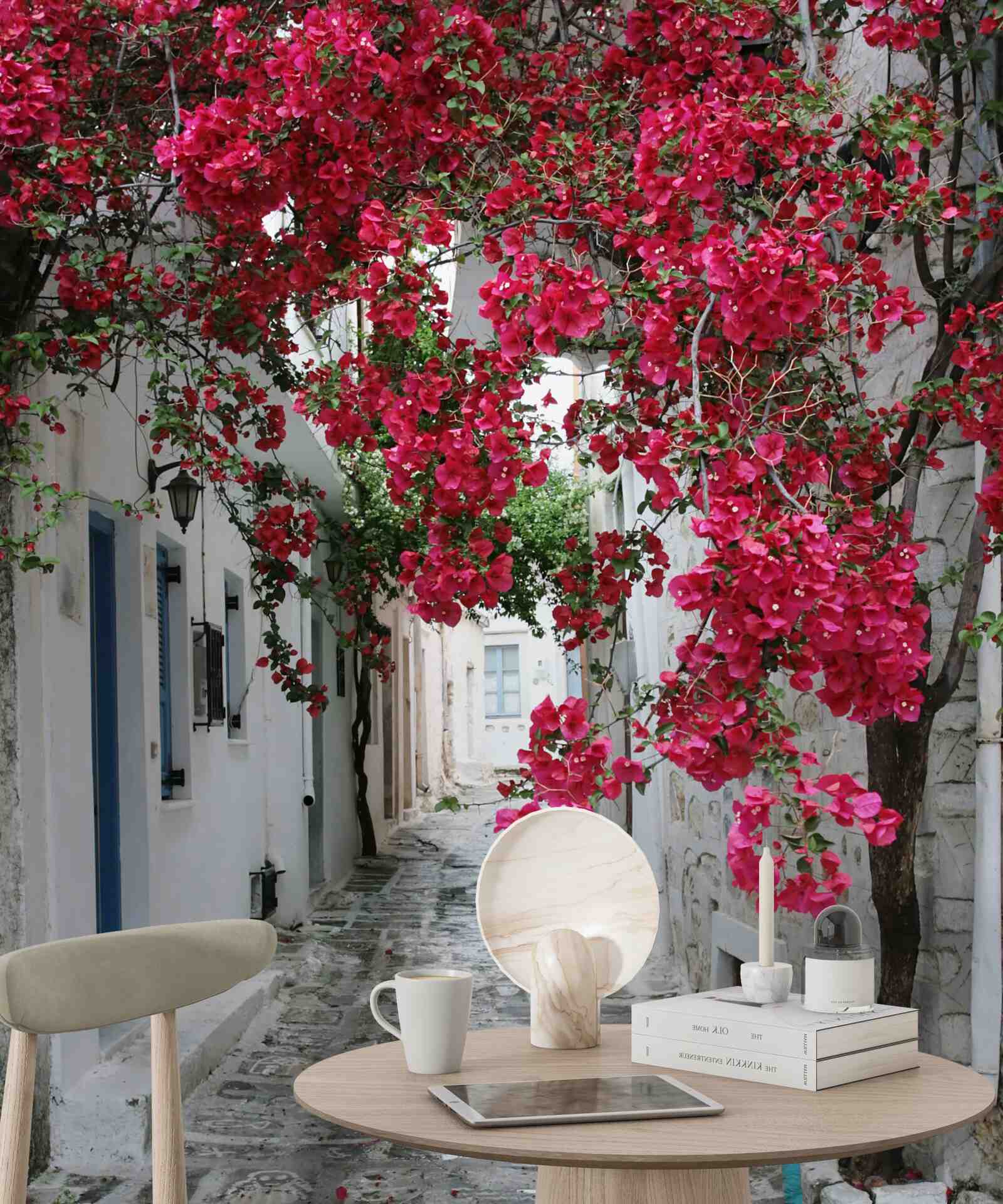 Fotobehang weelderige struiken hangen over straatmuren