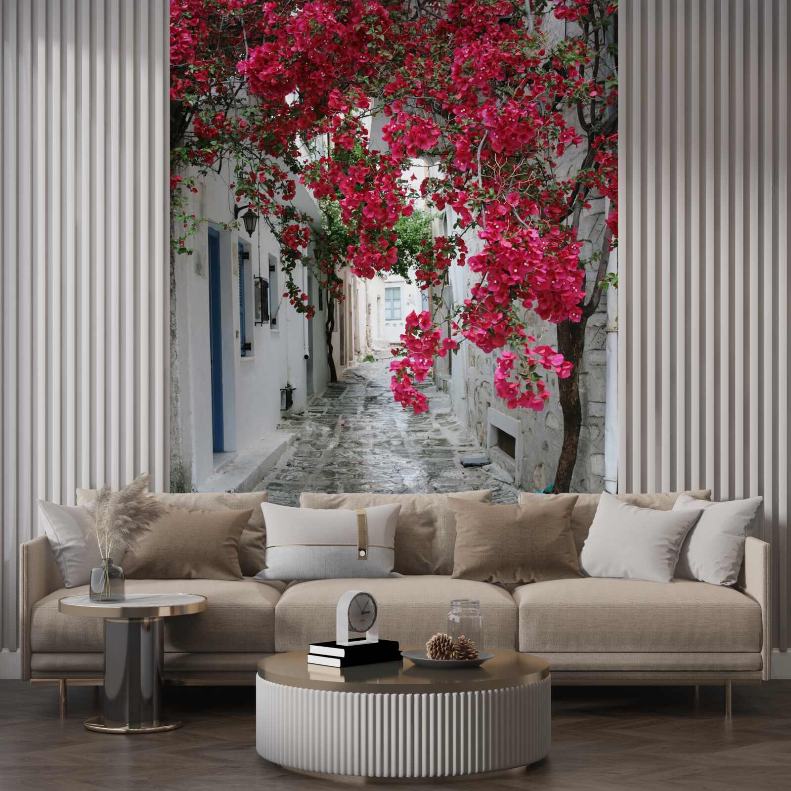 Fotobehang weelderige struiken hangen over straatmuren