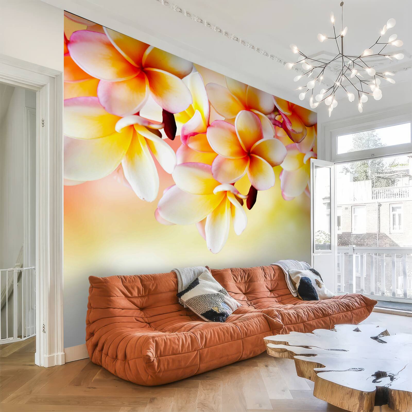 Fotobehang witte en oranje bloemen hangen boven het wateroppervlak