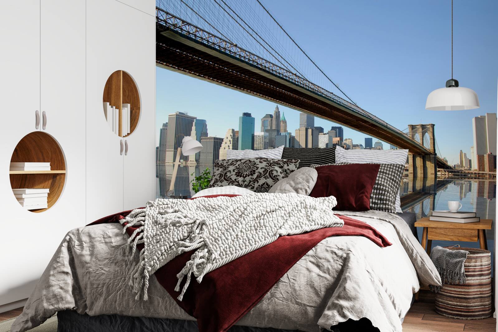 Fotobehang een brug over een rivier die naar een grote stad leidt