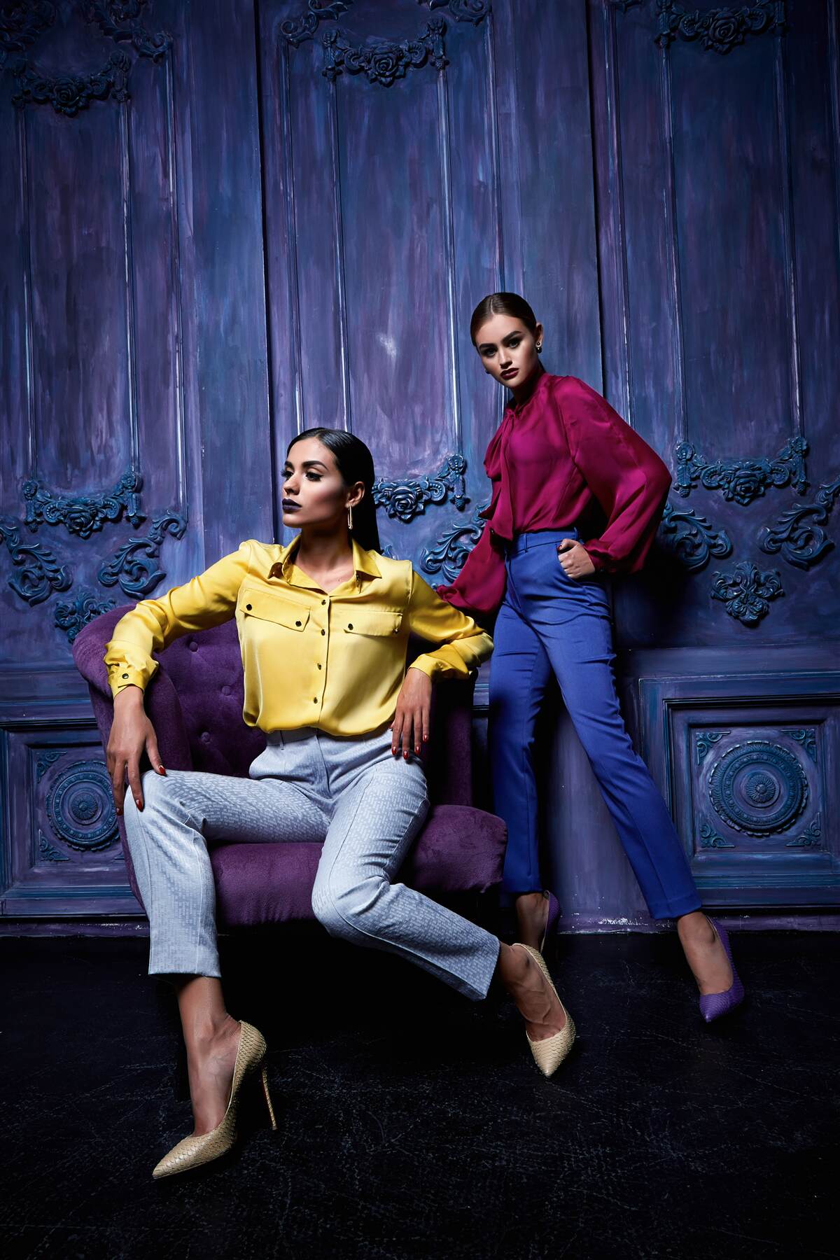 Fotobehang meisjes op schoenen met hoge hakken nemen foto's bij de oude muur