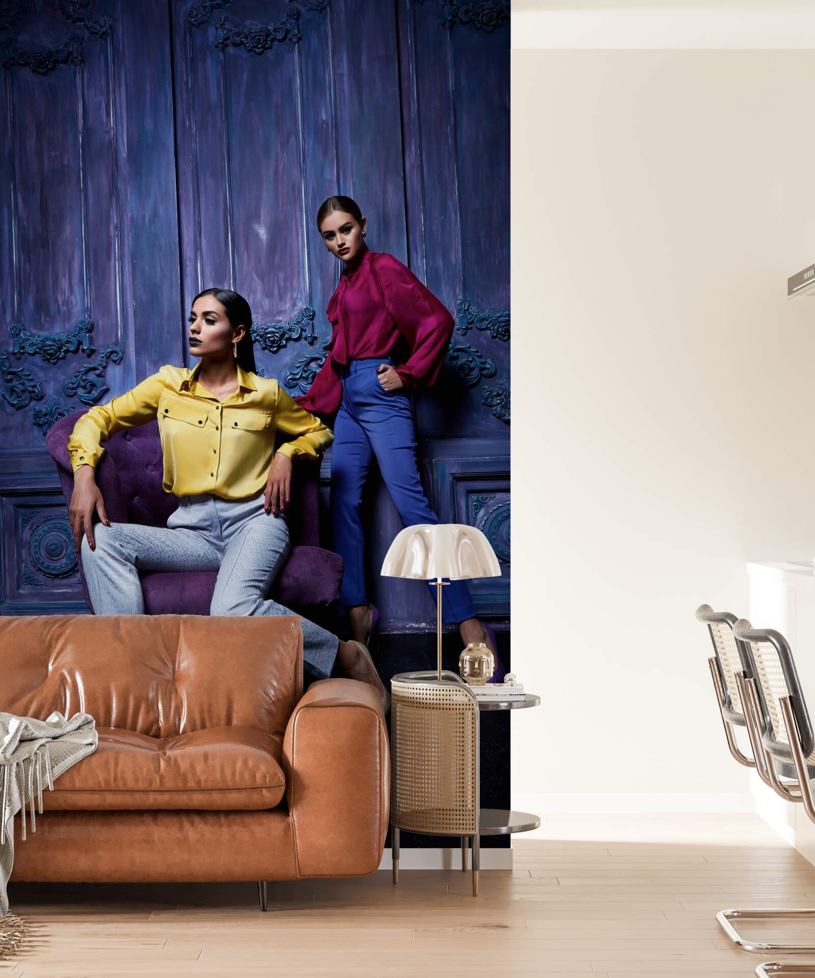 Fotobehang meisjes op schoenen met hoge hakken nemen foto's bij de oude muur