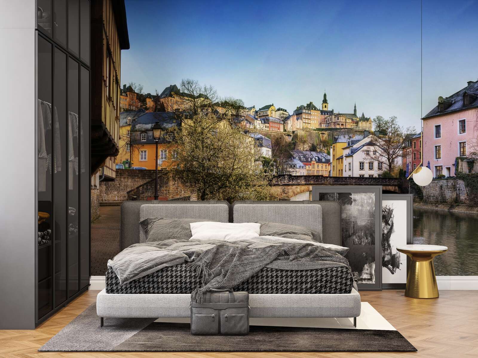 Fotobehang de brug over de rivier die naar de oude stad leidt