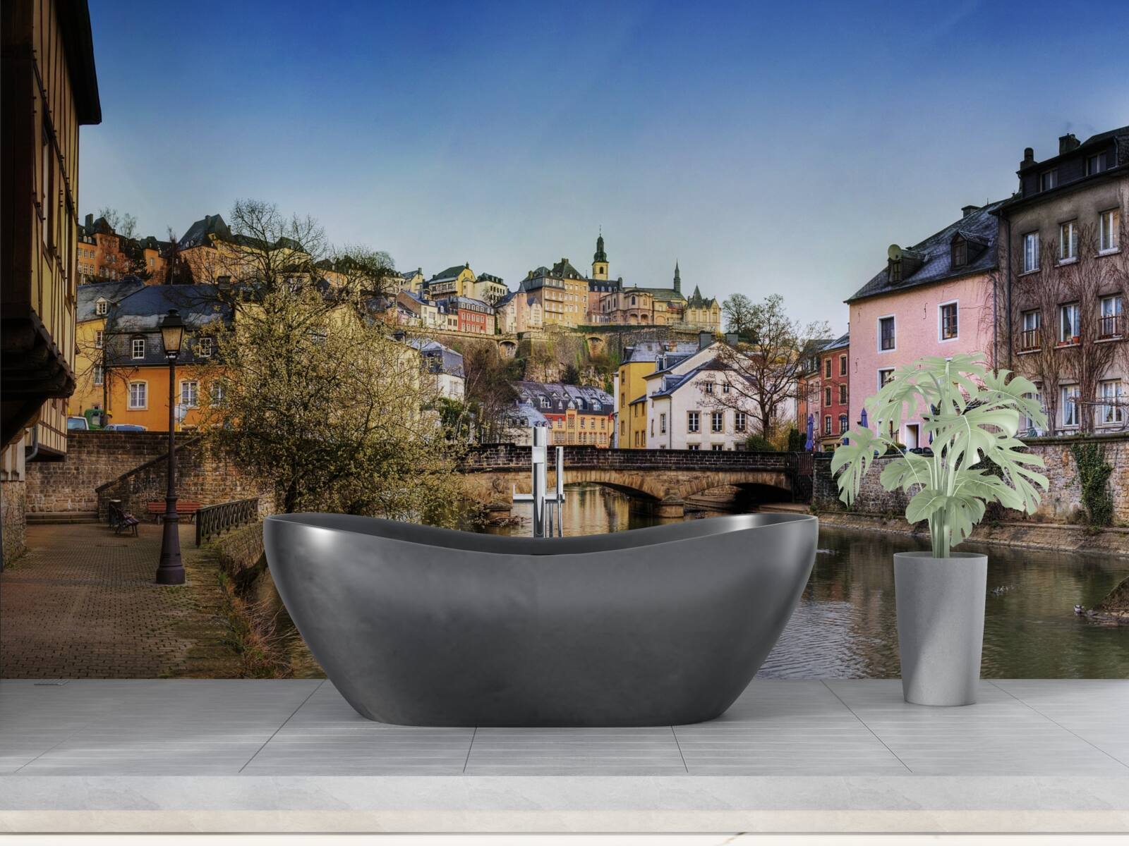 Fotobehang de brug over de rivier die naar de oude stad leidt