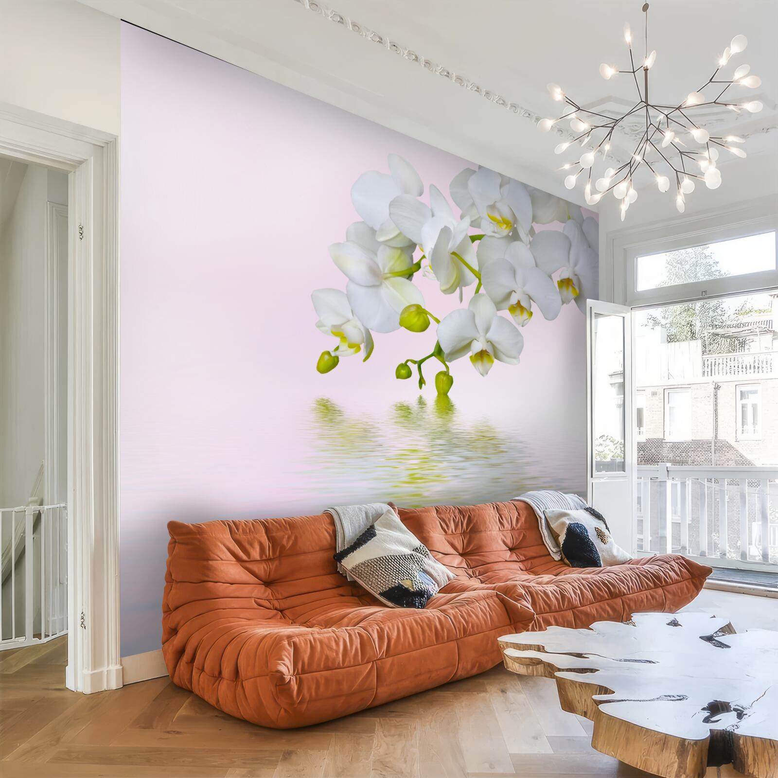 Fotobehang witte orchidee met bloemen en knoppen bij water