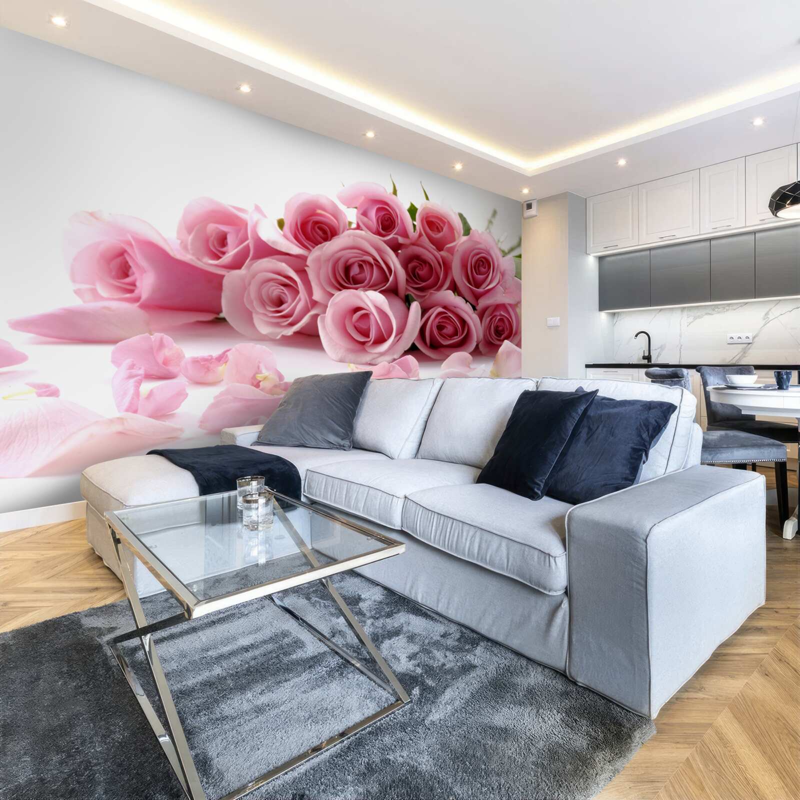 Fotobehang delicate roze rozen met bloemblaadjes dichtbij het wateroppervlak