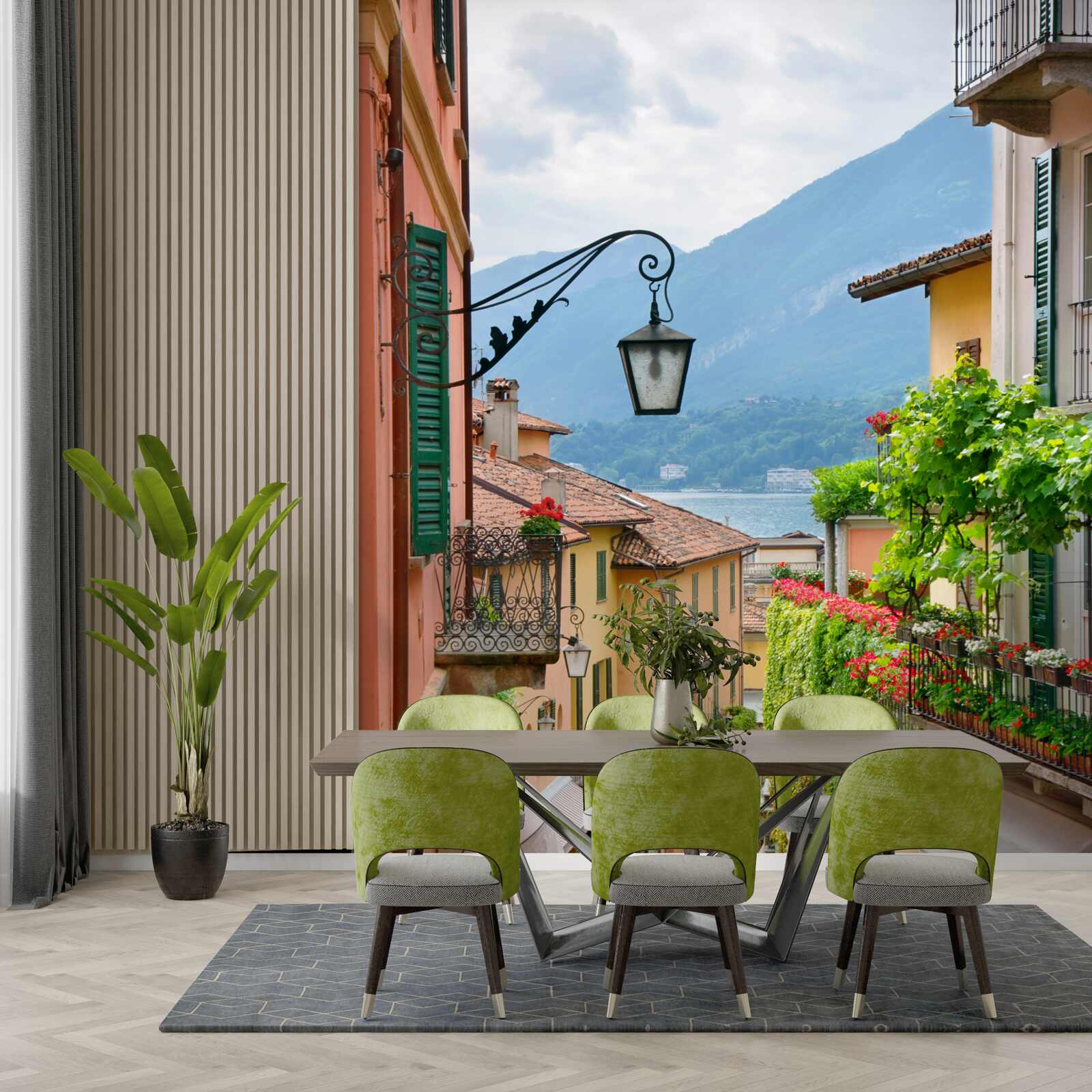 Fotobehang straat die naar de zee leidt, versierd met bloemen en groen