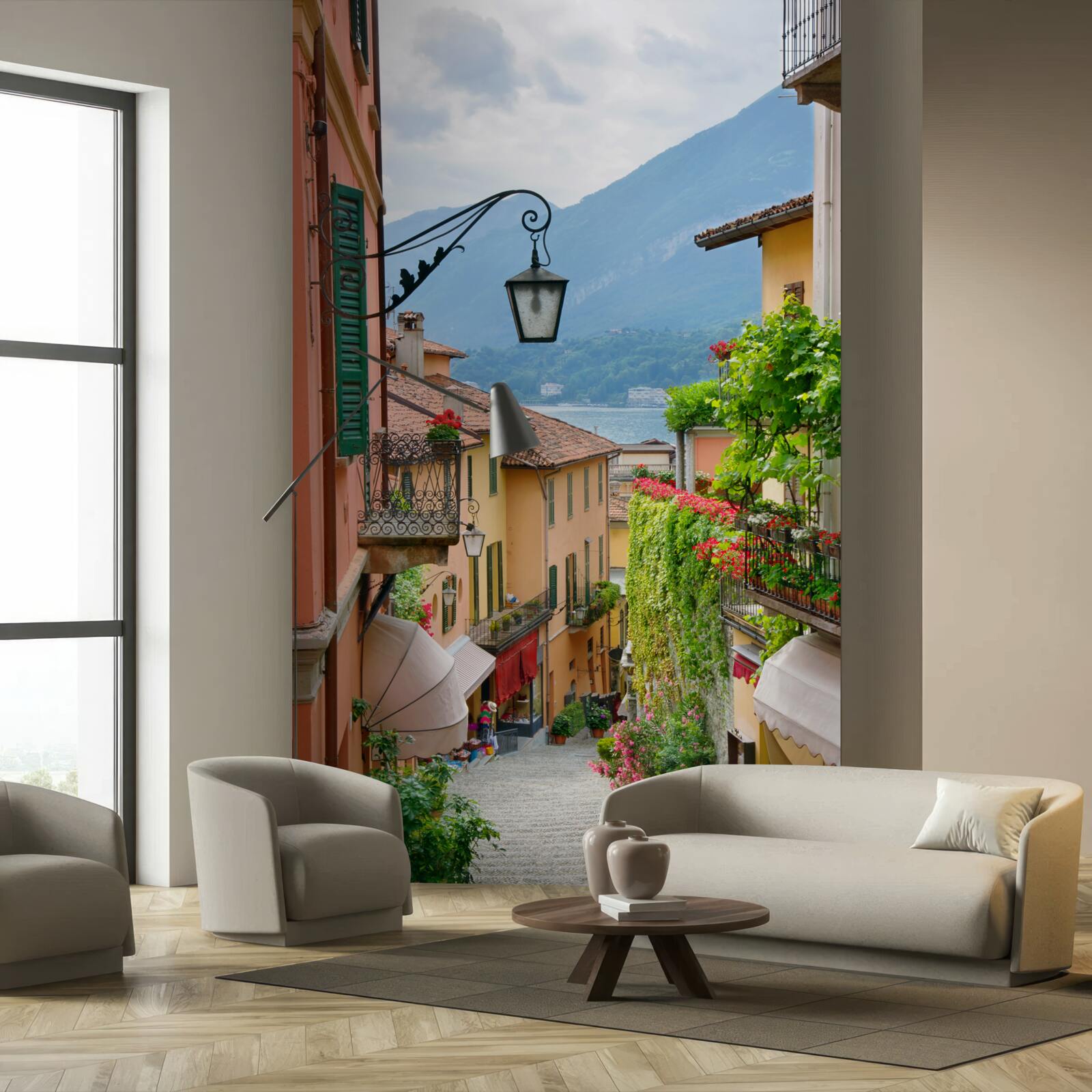 Fotobehang straat die naar de zee leidt, versierd met bloemen en groen