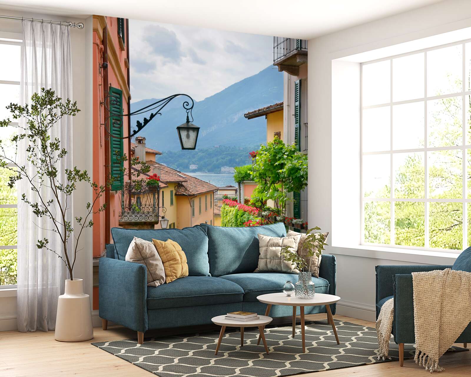 Fotobehang straat die naar de zee leidt, versierd met bloemen en groen