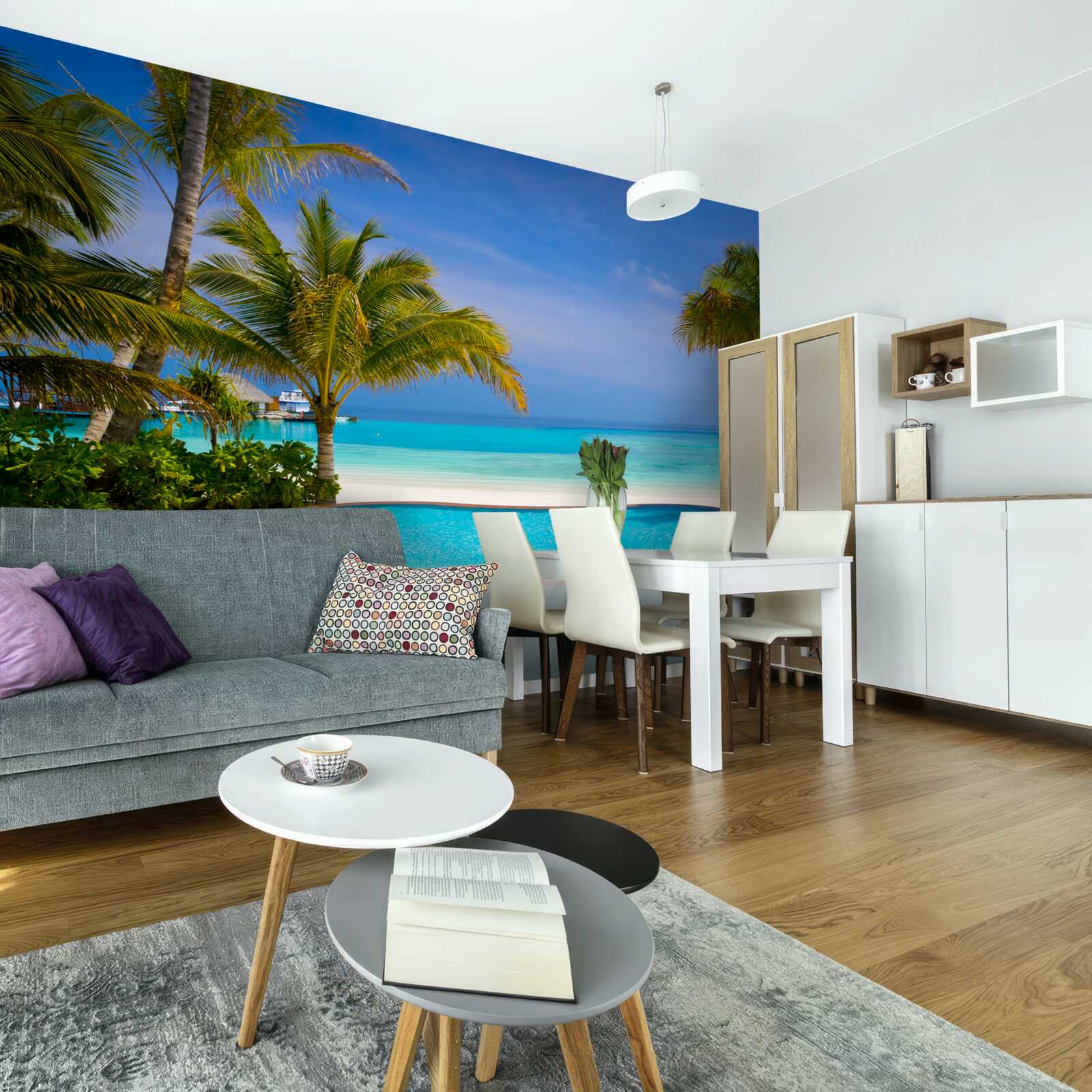 Fotobehang zwembad dicht bij de kust, omringd door palmbomen