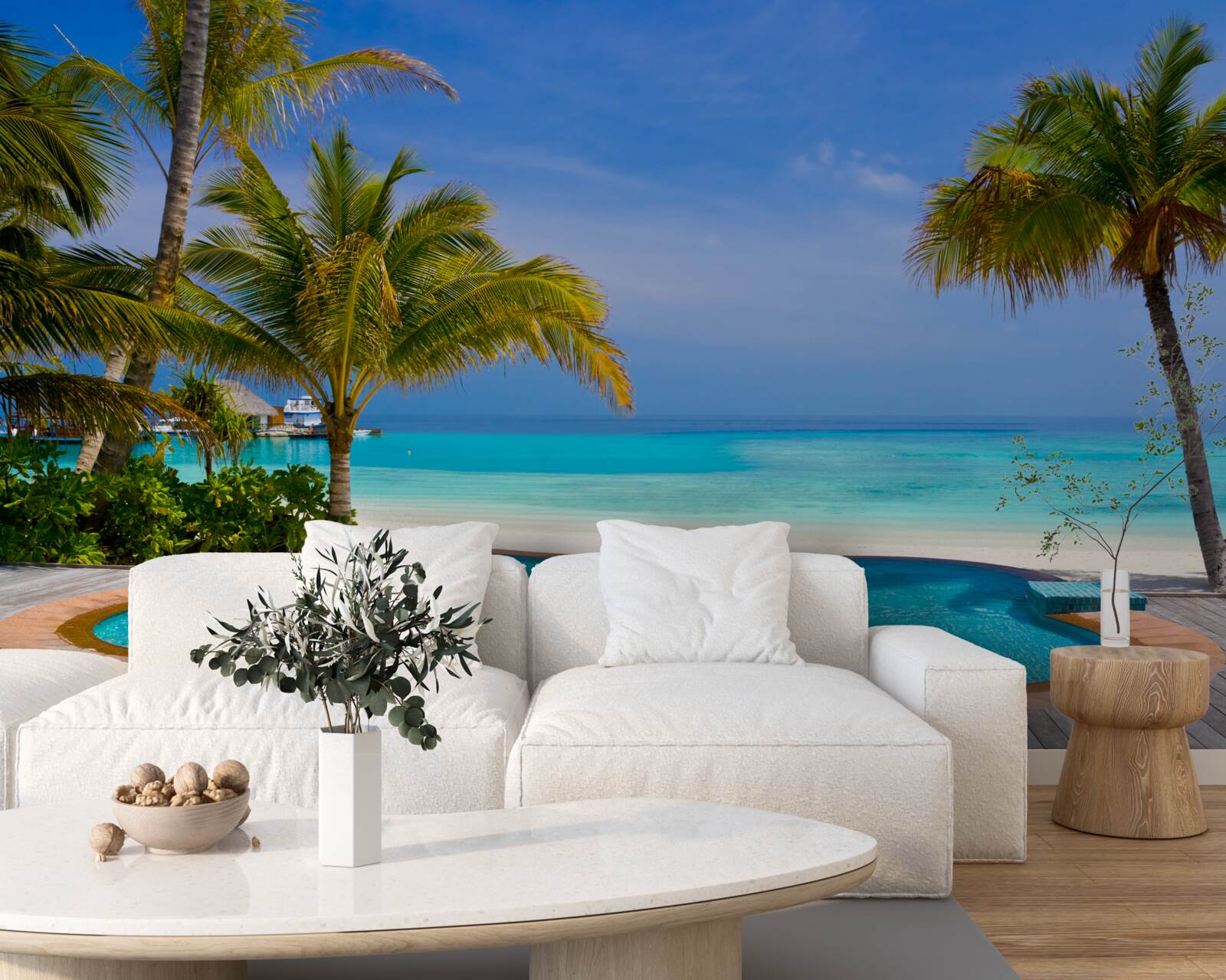 Fotobehang zwembad dicht bij de kust, omringd door palmbomen