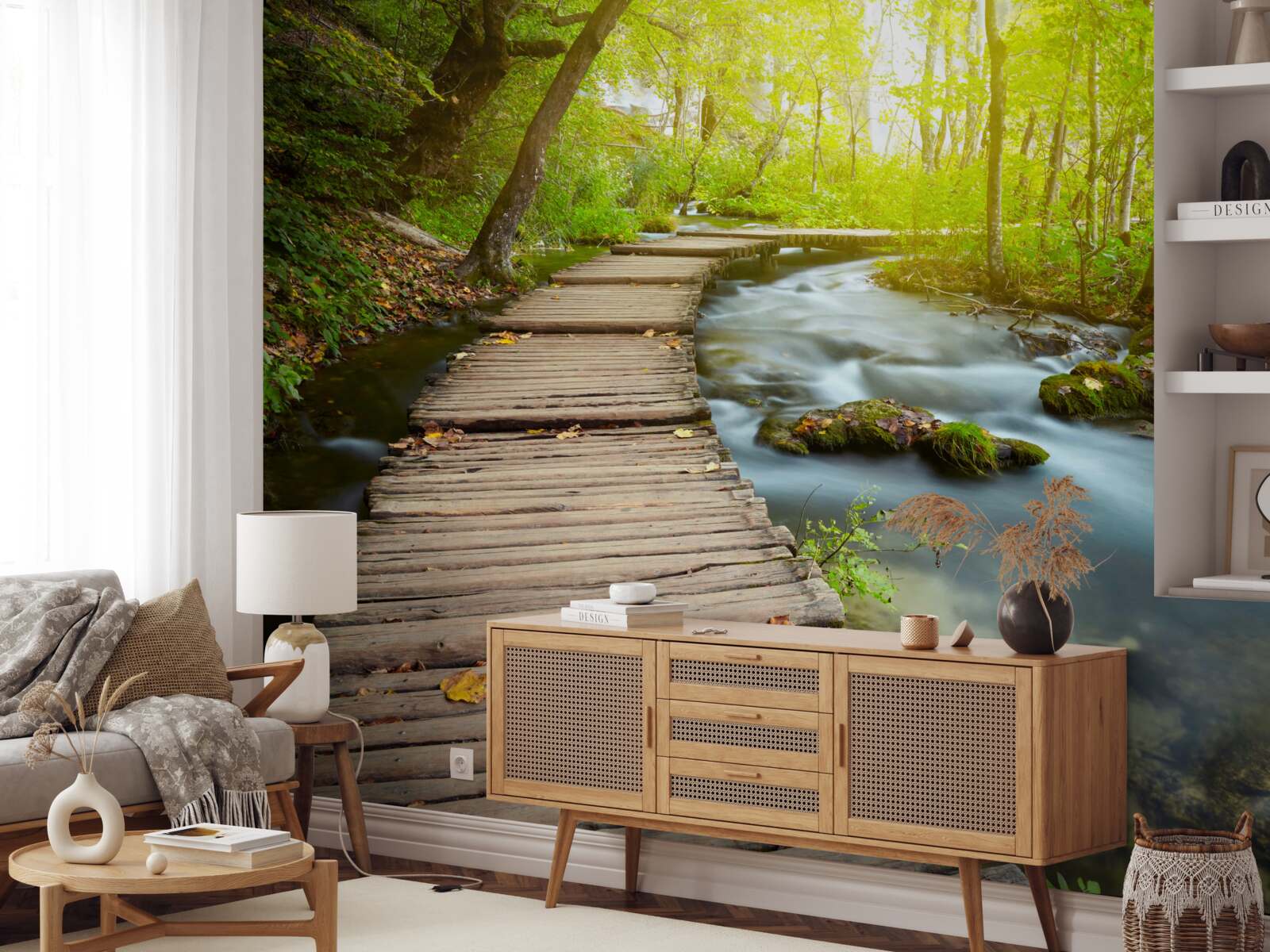 Fotobehang houten pad bij de rivier in een zonnig bos