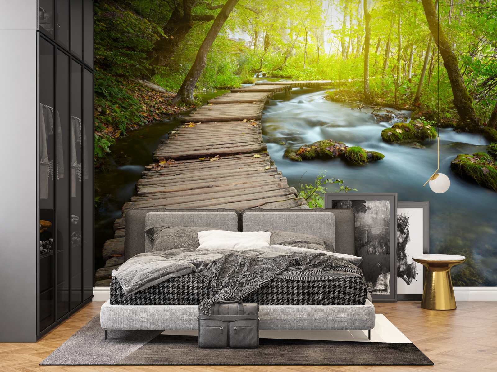 Fotobehang houten pad bij de rivier in een zonnig bos