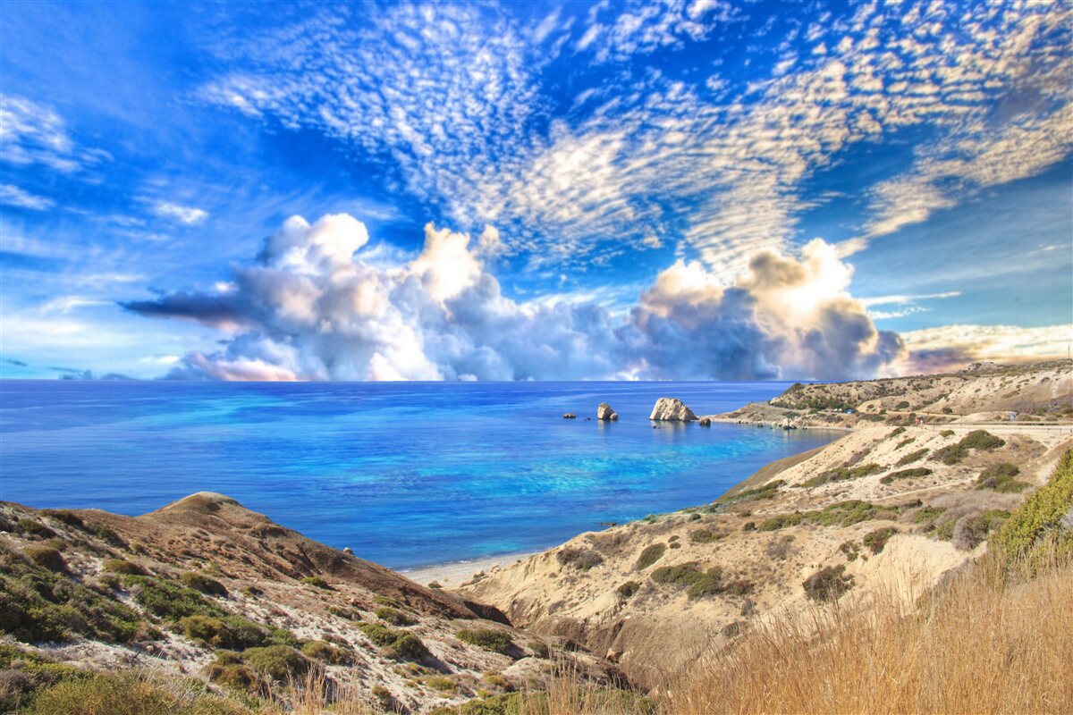 Fotobehang cirruswolken aan de horizon op het grensvlak tussen land en oceaan