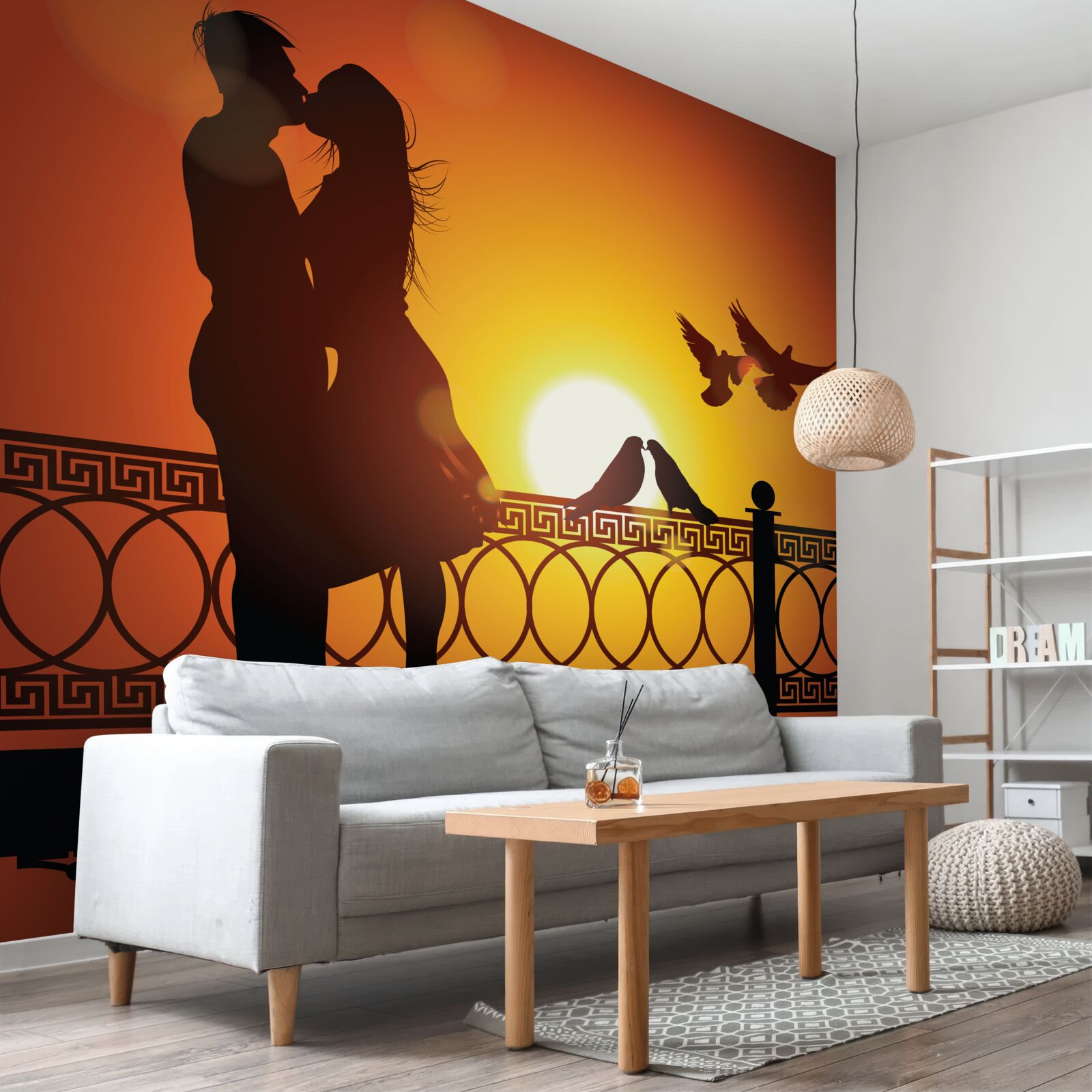 Fotobehang geliefden kussen elkaar tegen de achtergrond van de zonsondergang