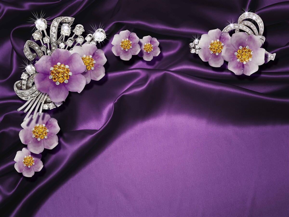 Fotobehang Lila bloemen op donkere zijde met zilveren accenten