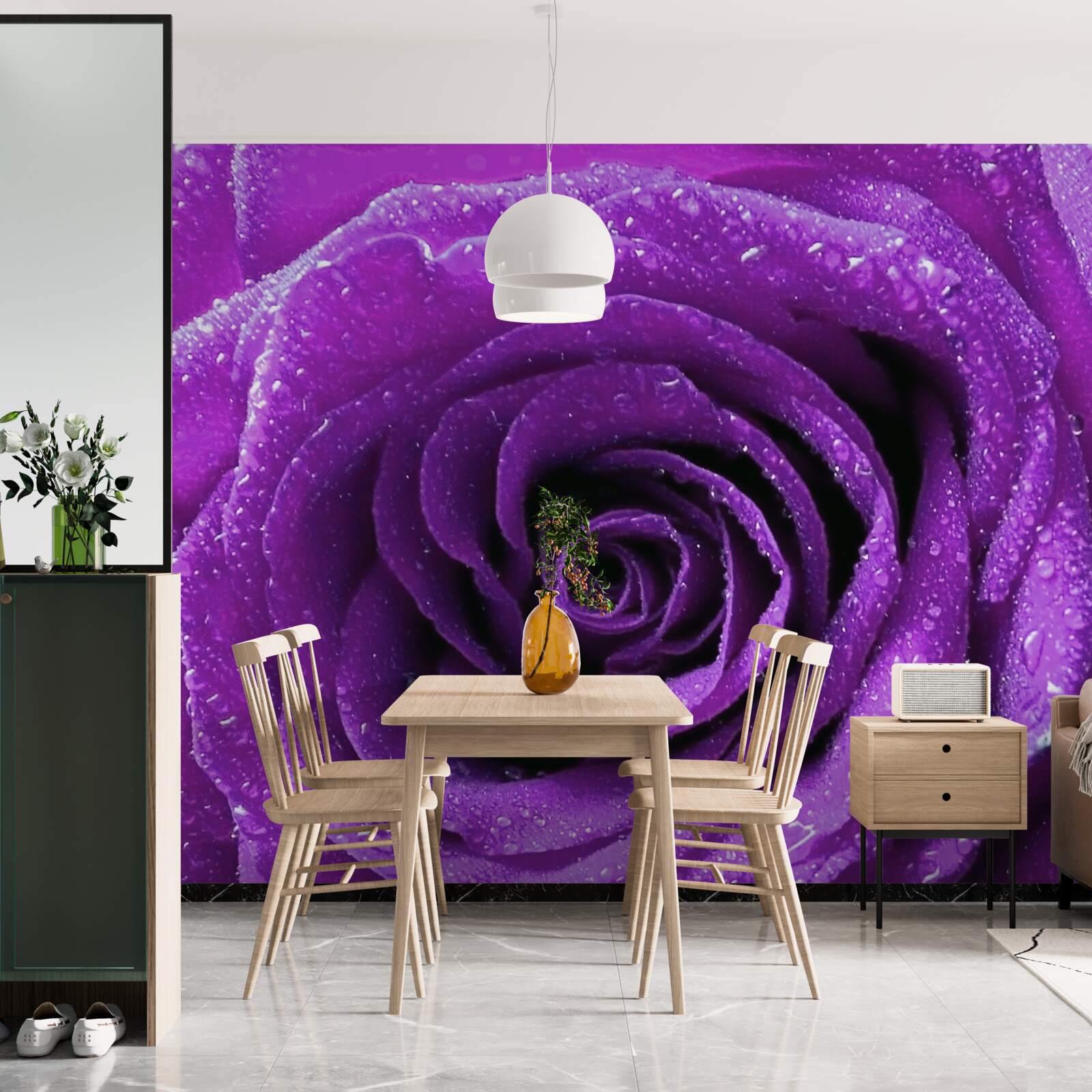 Fotobehang grote dauwdruppels op de bloemblaadjes van een lila roos