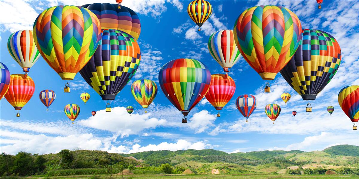 Fotobehang optocht van ballonnen in alle kleuren