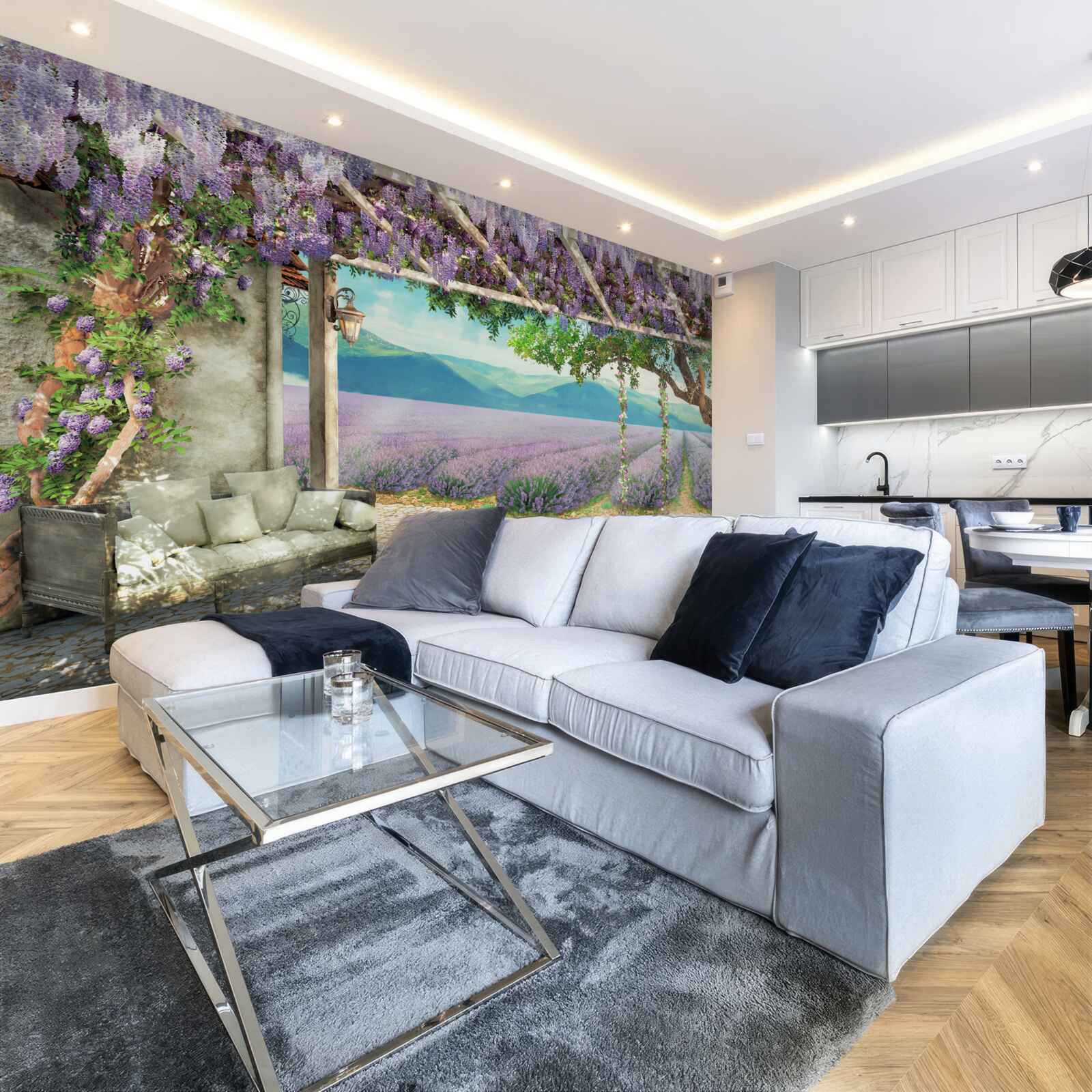 Fotobehang naast het lavendelveld staat een schommel