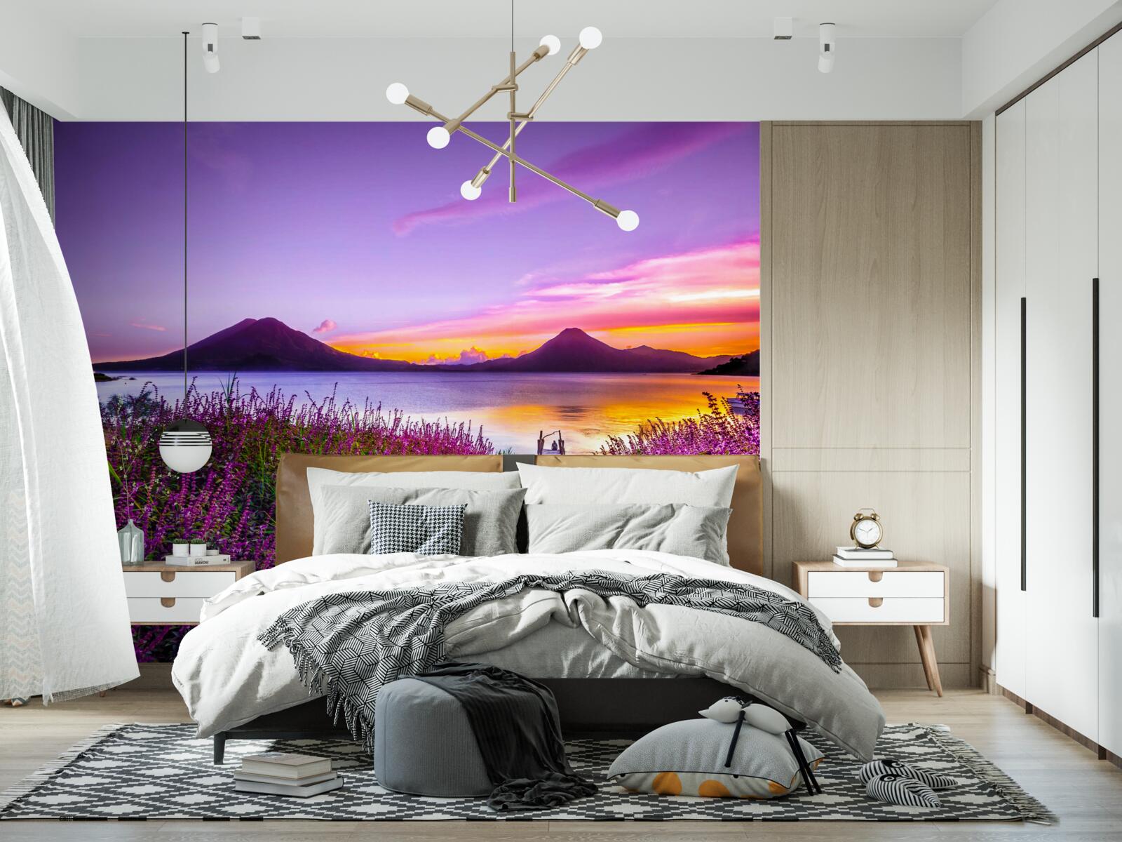 Fotobehang pad omringd door lavendelstruiken