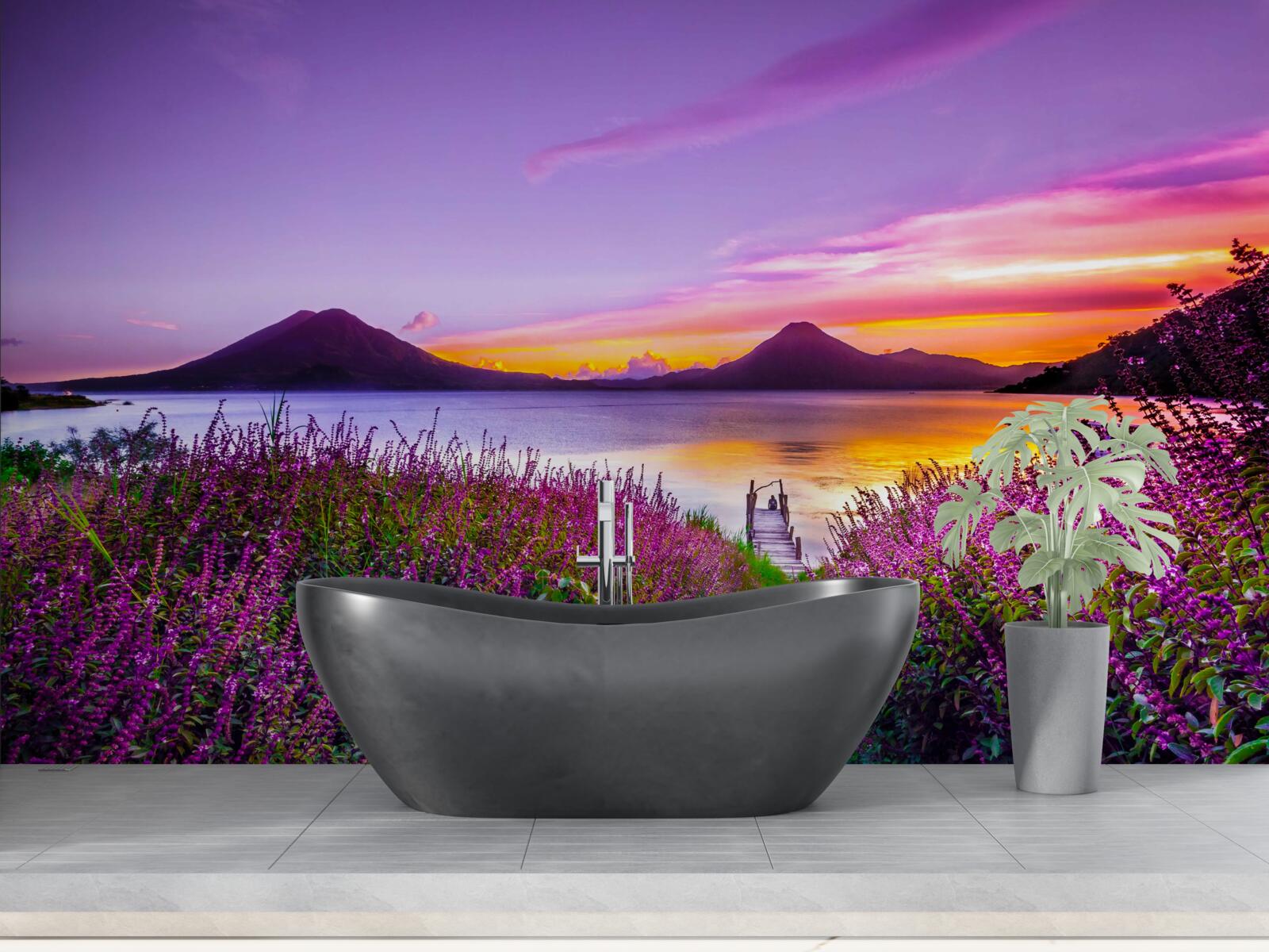 Fotobehang pad omringd door lavendelstruiken