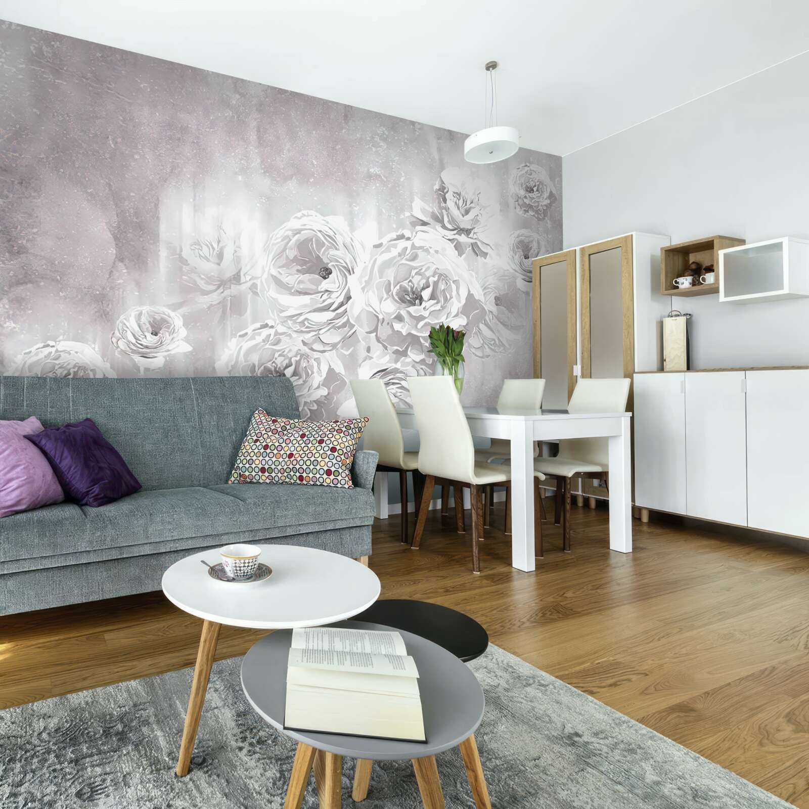 Fotobehang lichtgekleurde rozen tegen grijs- en wittinten