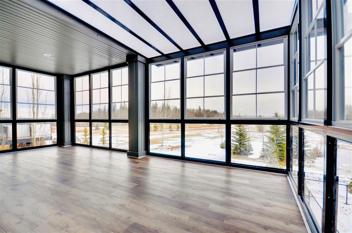 Fotobehang gestoffeerde kamer met ramen van vloer tot plafond