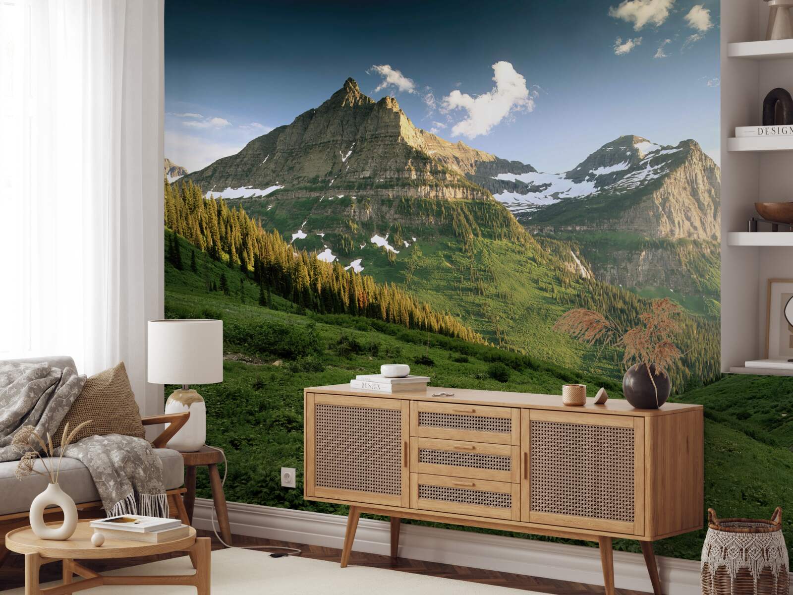 Fotobehang uitzicht vanaf het gazon op de majestueuze bergen