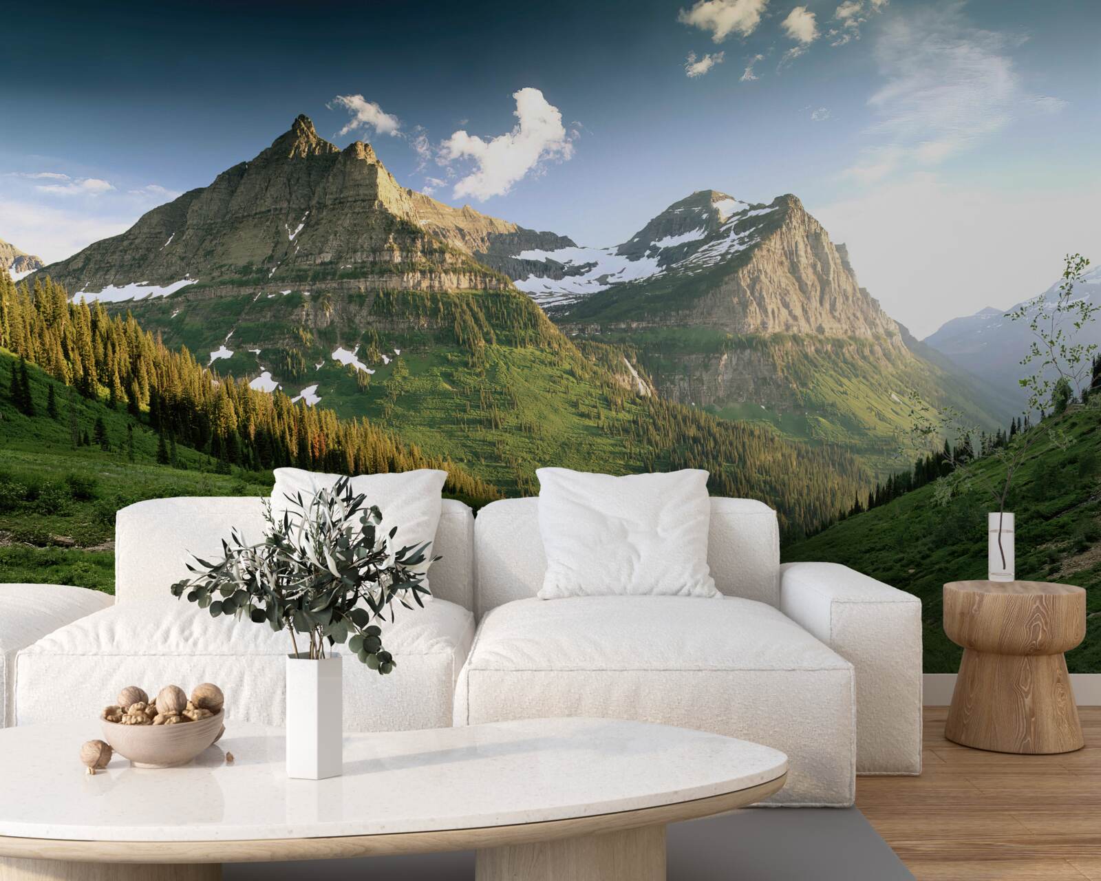 Fotobehang uitzicht vanaf het gazon op de majestueuze bergen