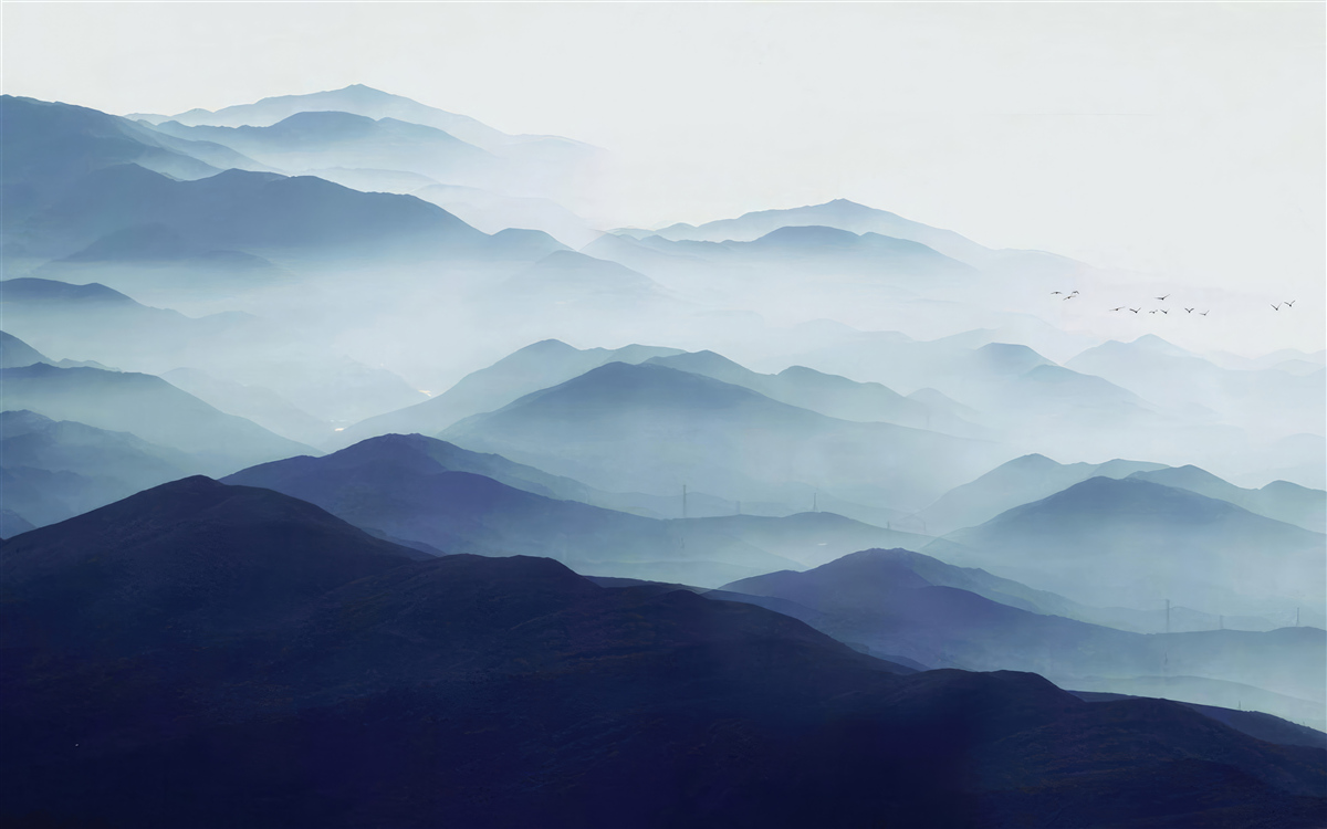 Fotobehang heuvels gehuld in dichte mist