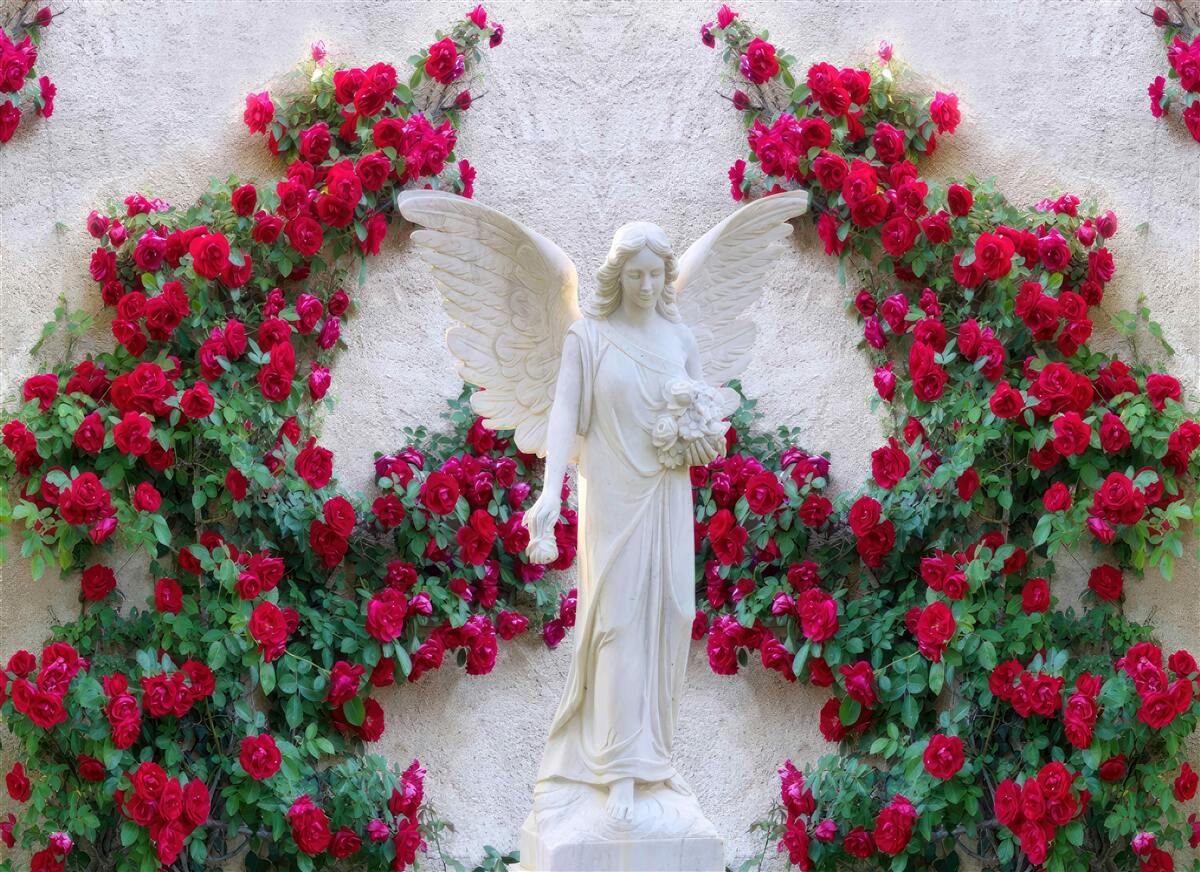 Fotobehang standbeeld van een engel omringd door scharlakenrode bloemen