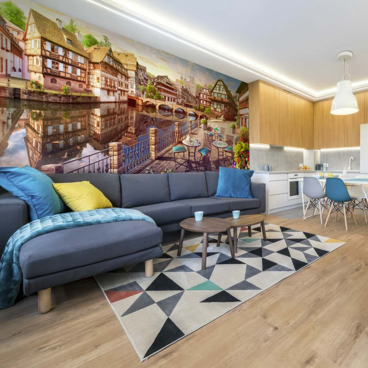 Fotobehang tafels aan het water in het historische deel van de stad