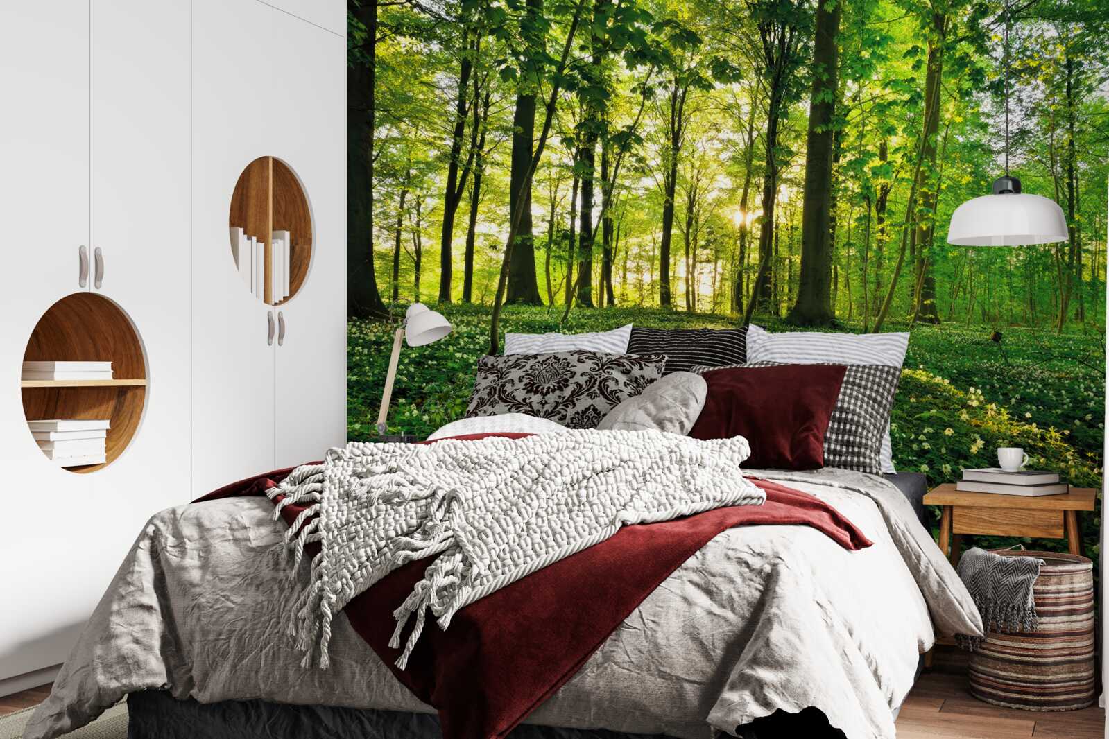 Fotobehang een open plek in een bos bedekt met bloemen