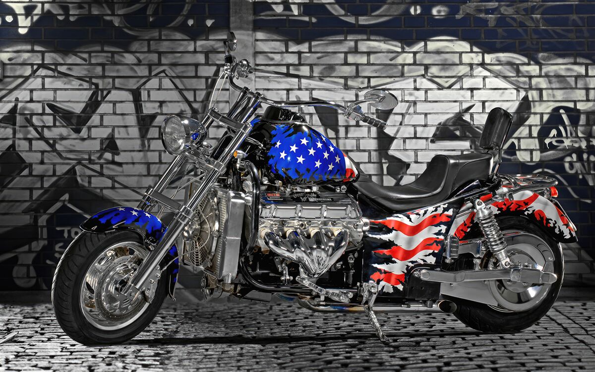 Fotobehang motor naast geschilderde muur