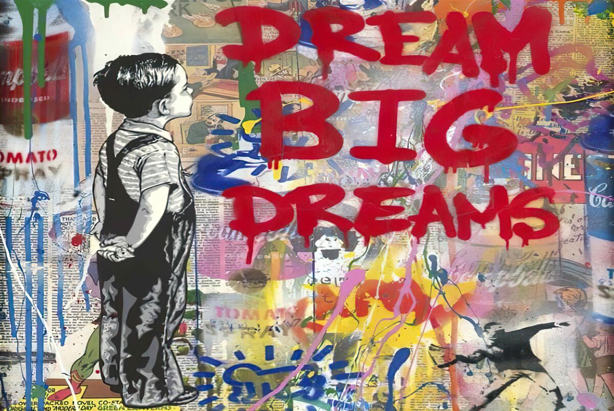 Fotobehang jongen observeert muur bedekt met tekeningen