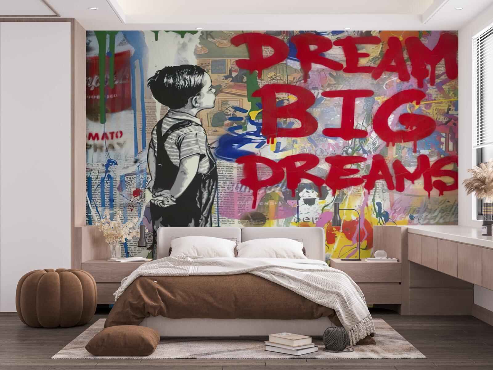 Fotobehang jongen observeert muur bedekt met tekeningen