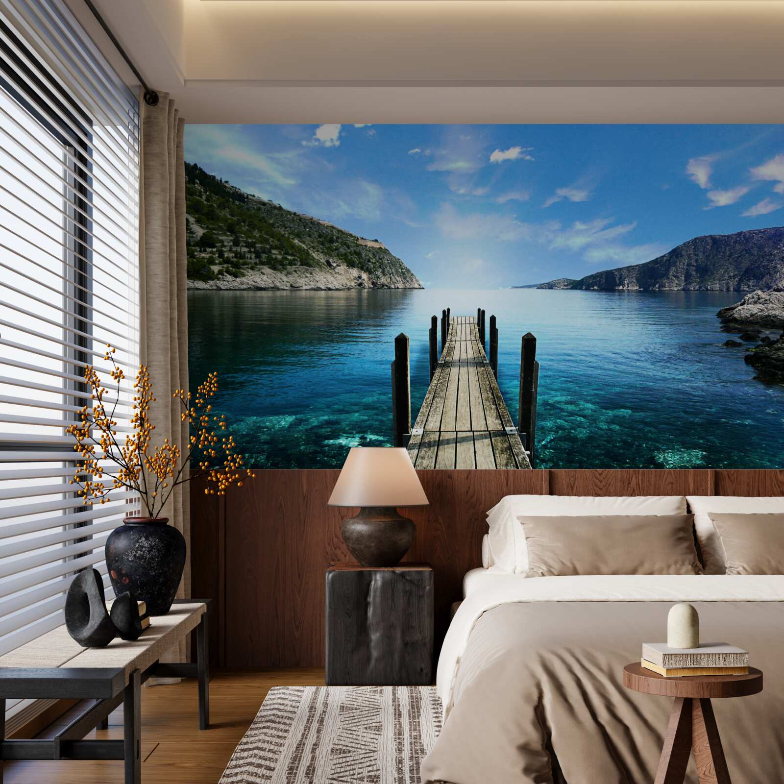 Fotobehang tegen de achtergrond van de lucht, de bergen en de rivier zie je de pontonbrug