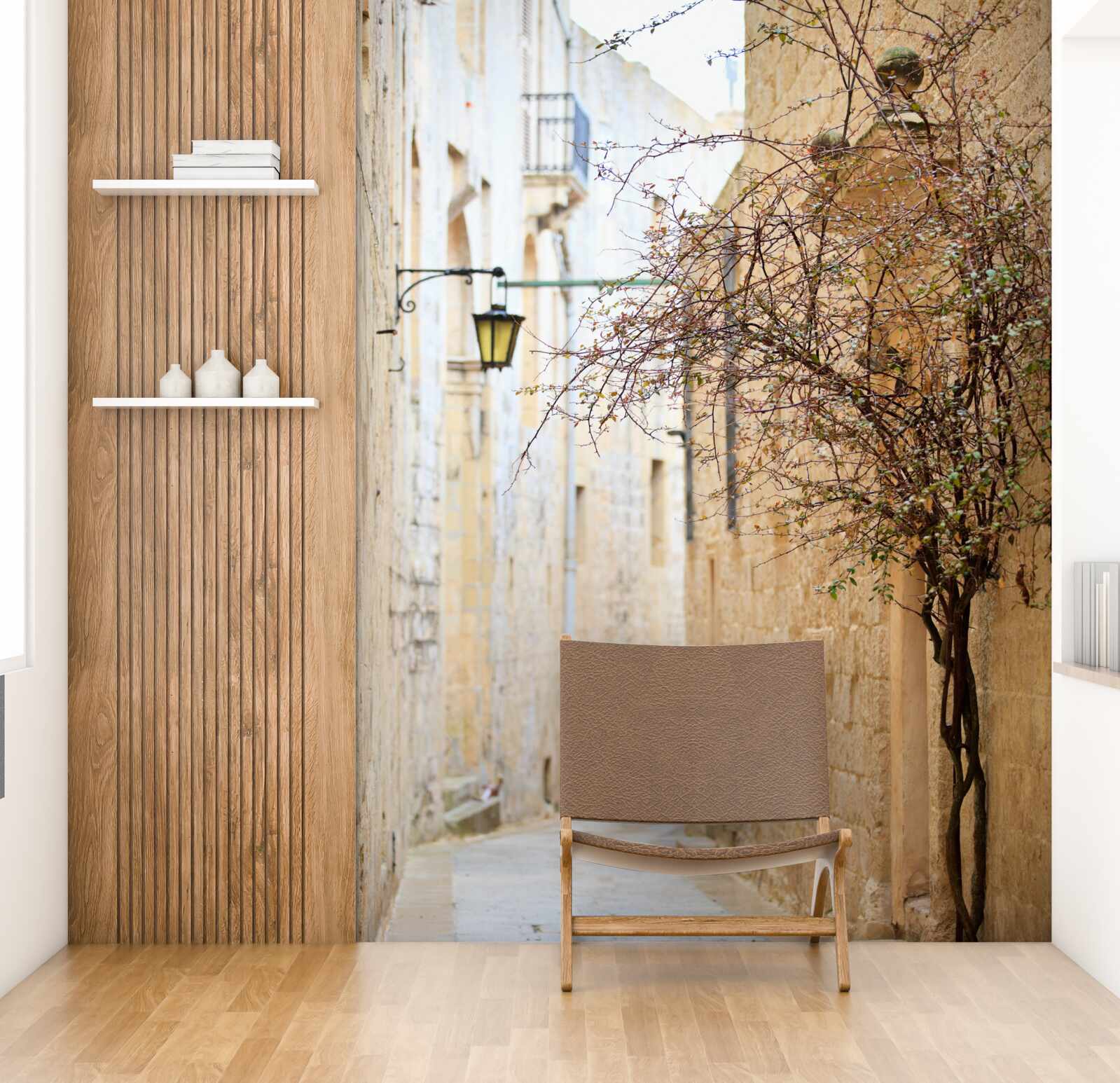 Fotobehang in een smalle straat staan een man en een boom