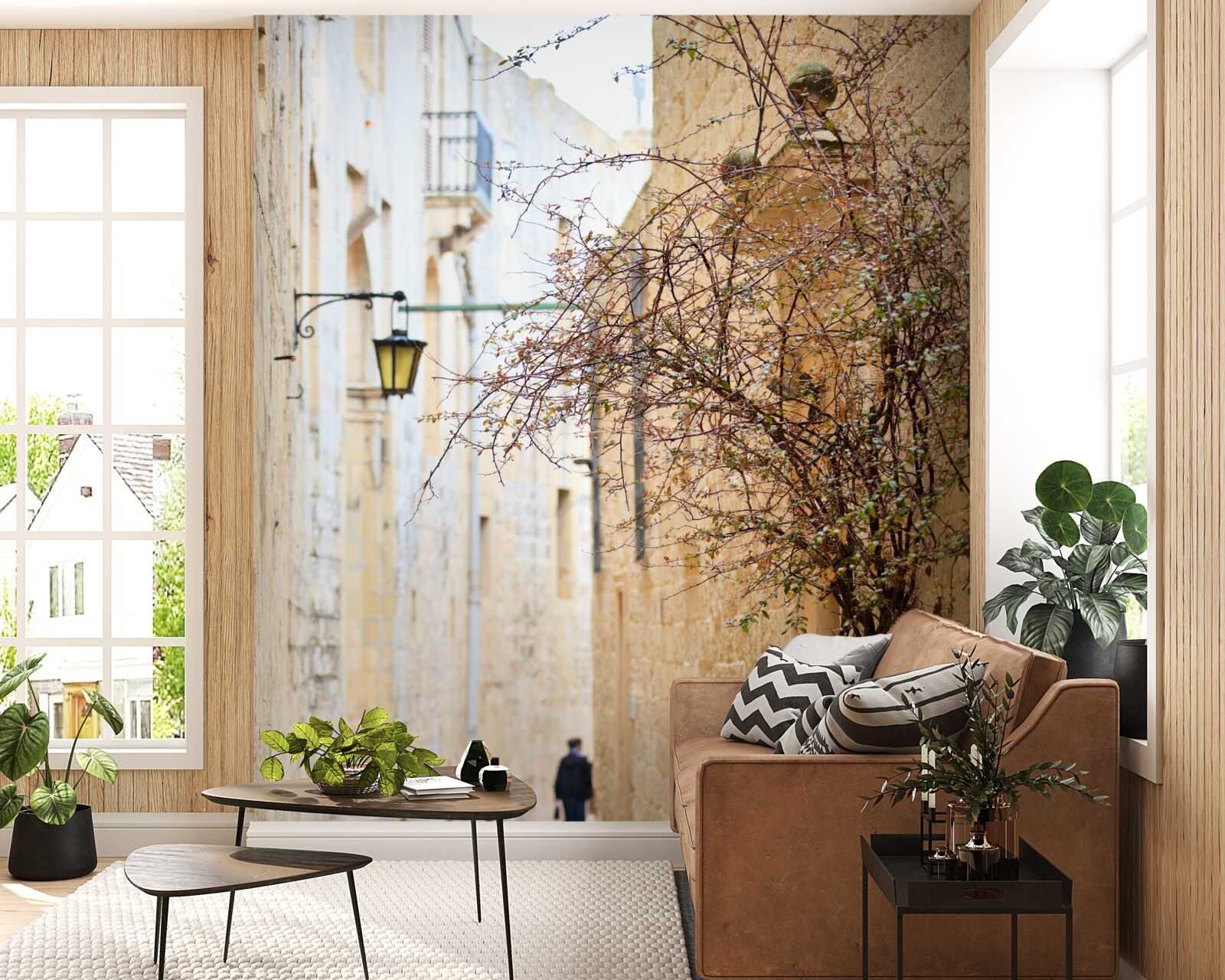 Fotobehang in een smalle straat staan een man en een boom