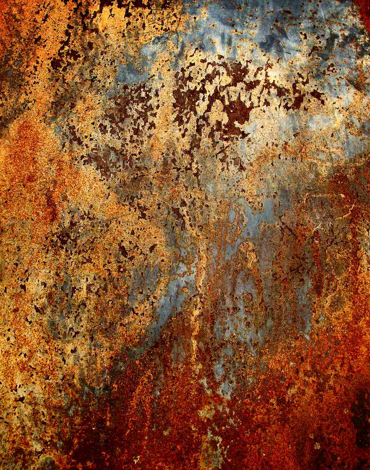 Fotobehang een gouden tint, alsof ze in water drijft