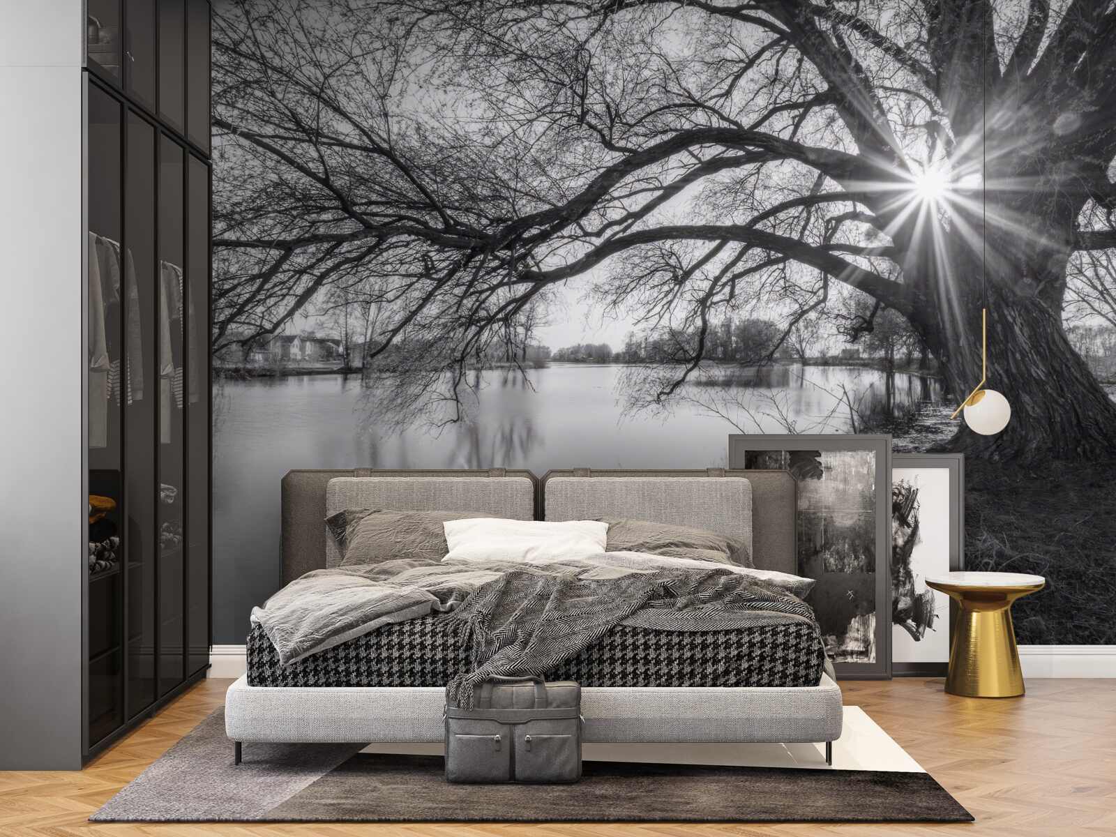 Fotobehang een zonnestraal prikt door de takken van een boom bij het water