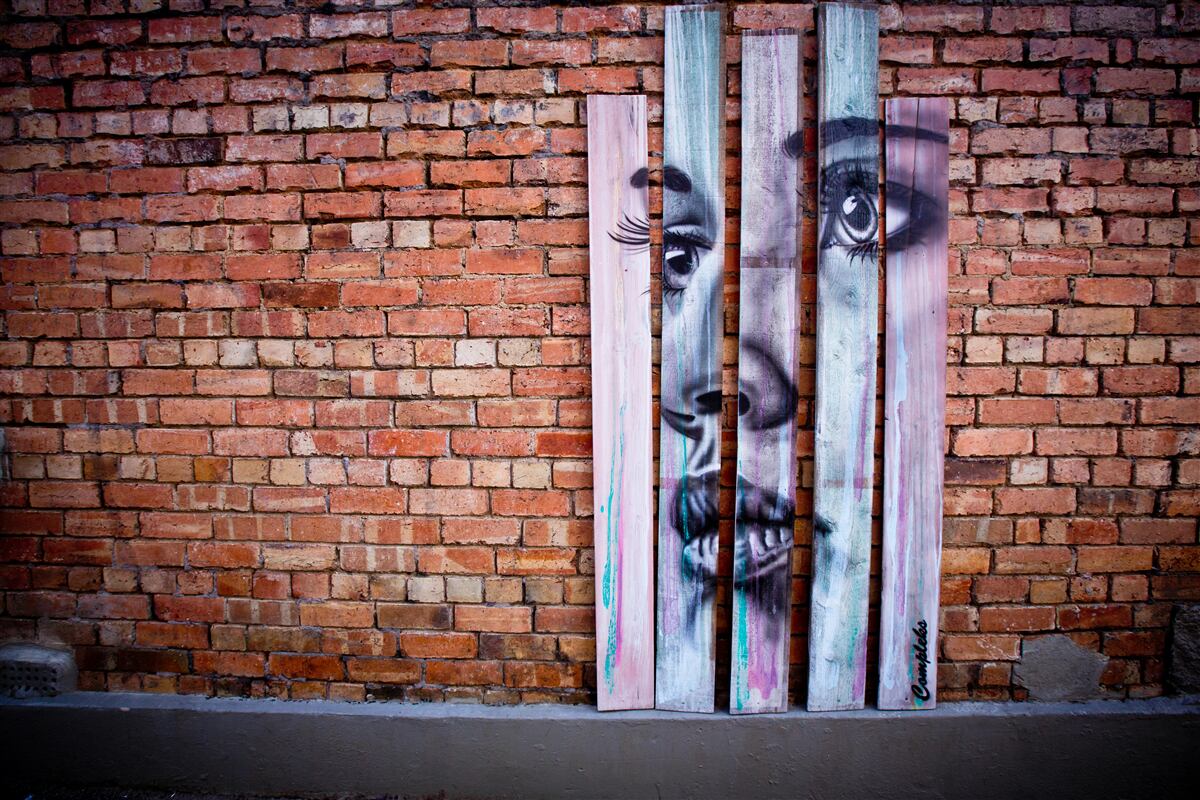 Fotobehang afbeelding van een vrouw op een scharlakenrode bakstenen muur