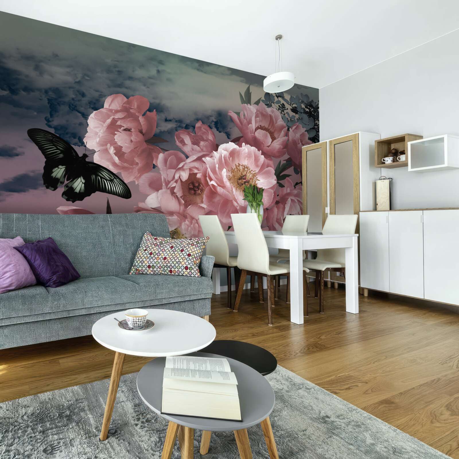 Fotobehang donkere vlinder en roze bloemen