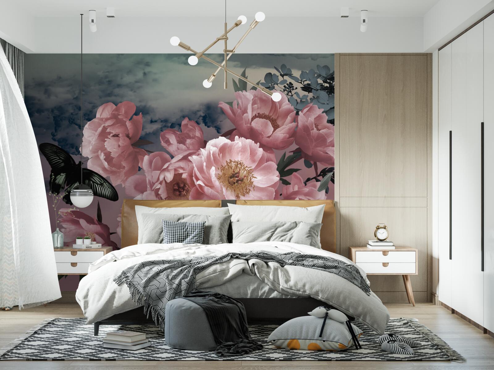 Fotobehang donkere vlinder en roze bloemen