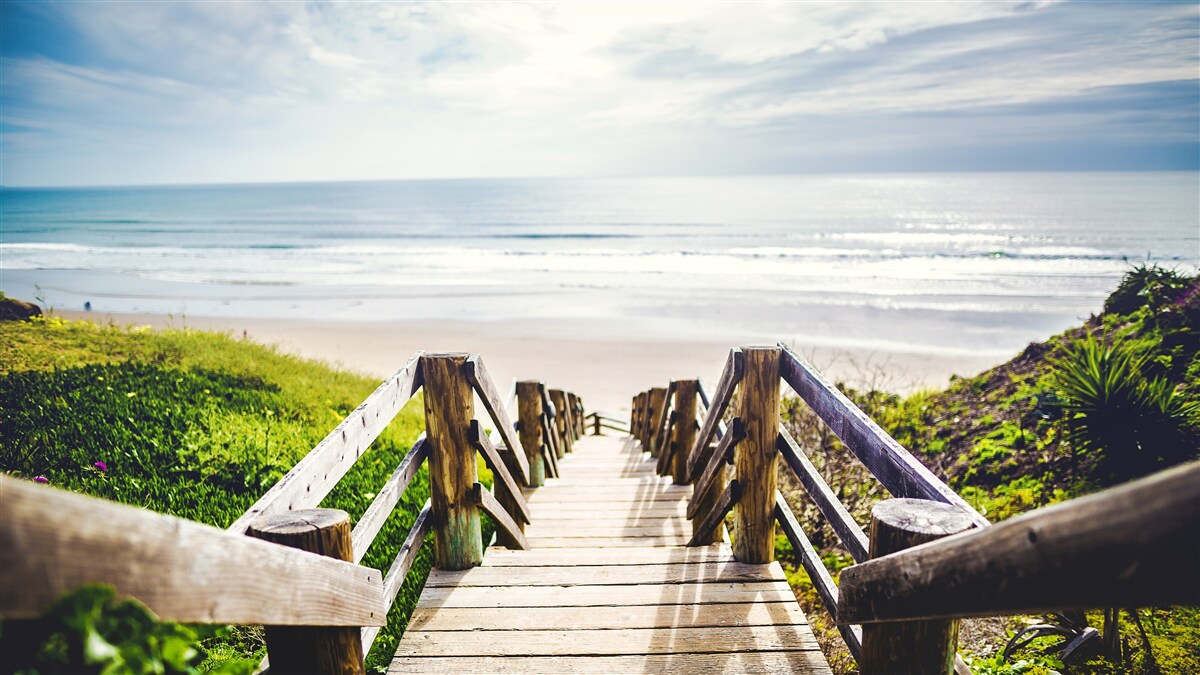 Fotobehang trap naar beneden naar het water