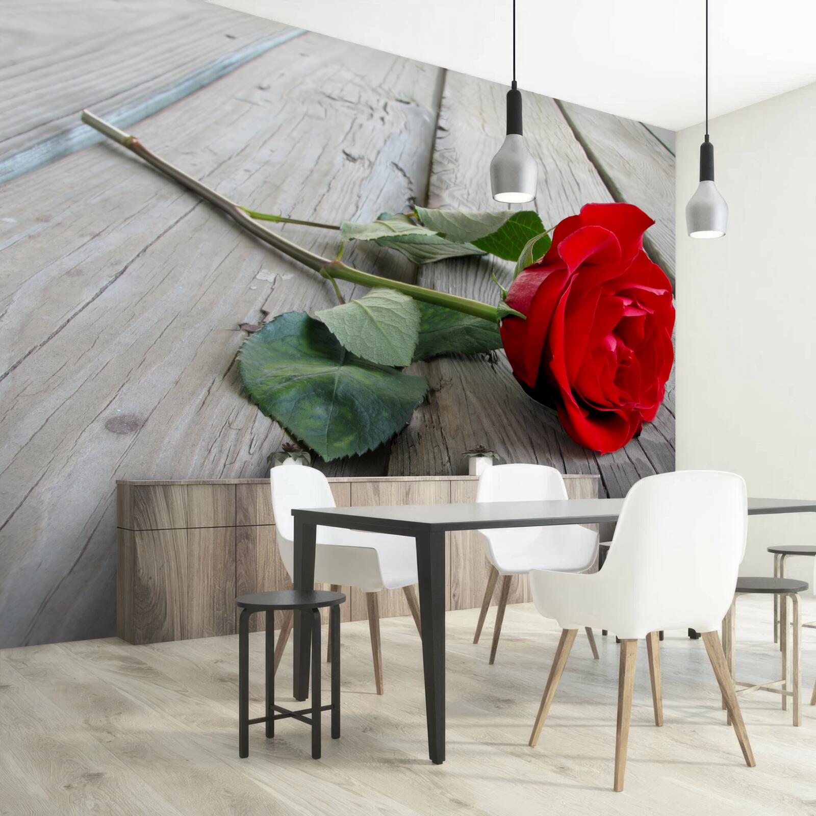 Fotobehang scharlaken bloem op een houten oppervlak