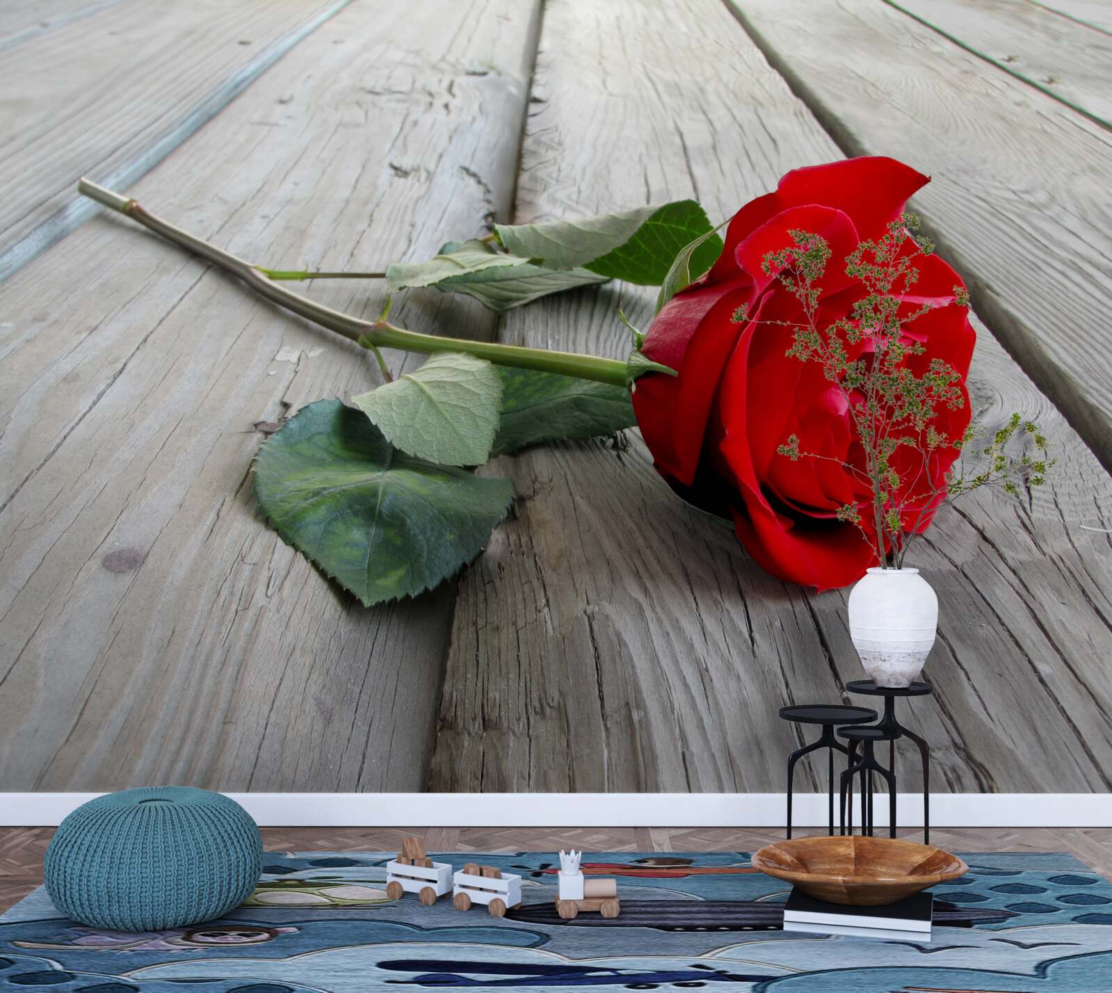 Fotobehang scharlaken bloem op een houten oppervlak